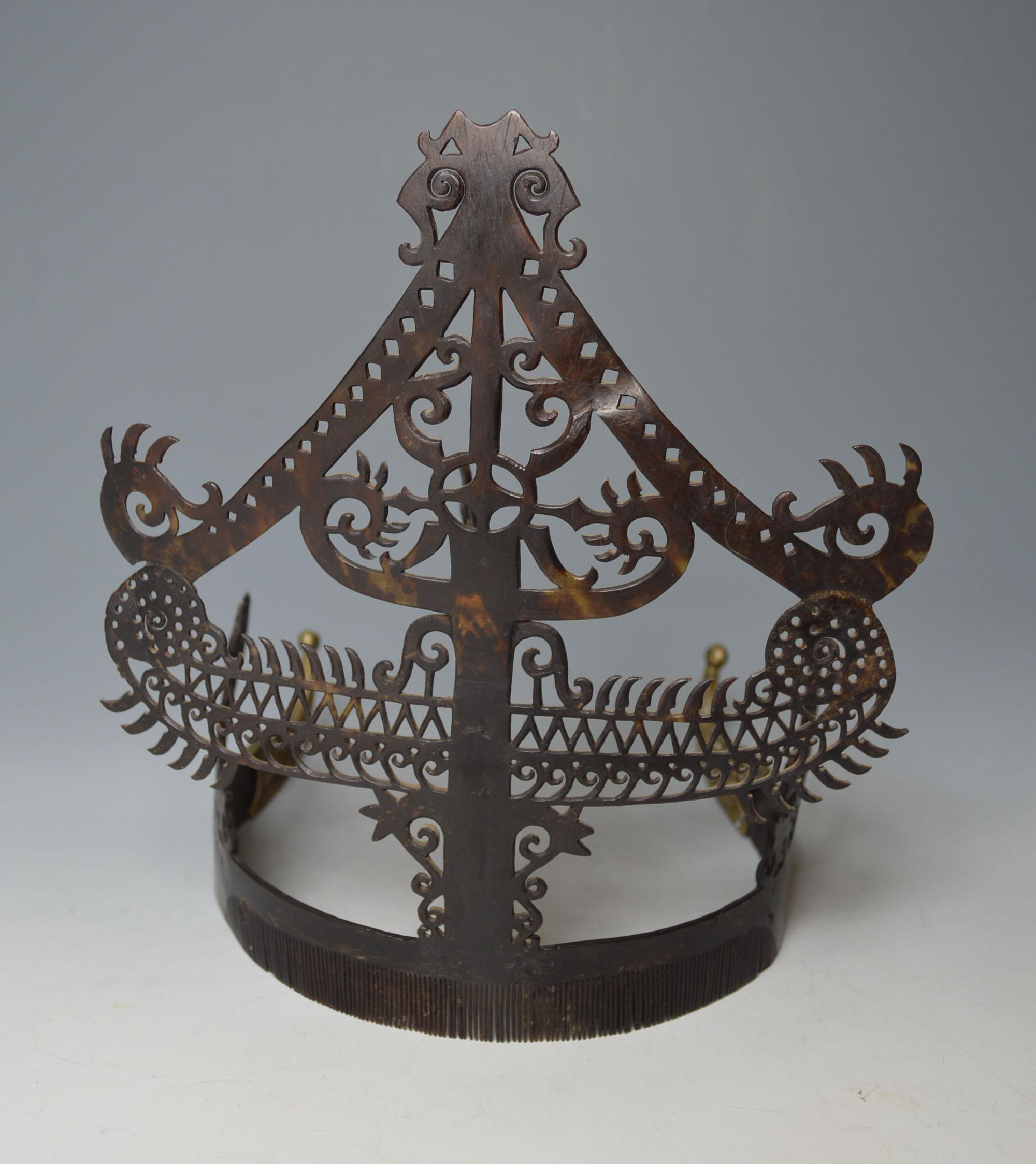 Large antique Indonesian Sumba Tribal headdress wedding comb Oriental Asian art

A stunning rare museum quality example of an old wedding comb headdress from the Sumba Island, Indonesia
Hand carved from turtle shell in half-spherical vaulted form