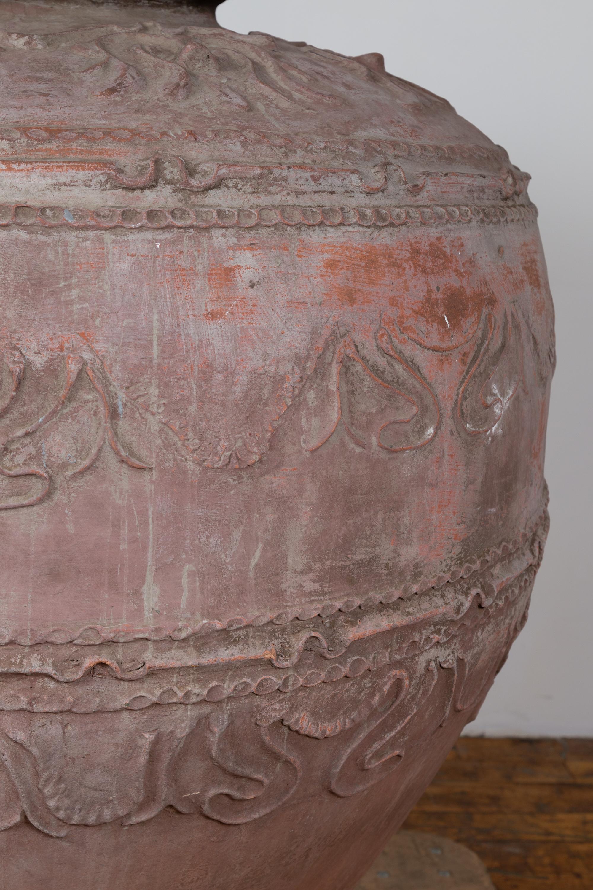Gran tinaja antigua de terracota indonesia con motivos ondulados y pátina envejecida en venta 2