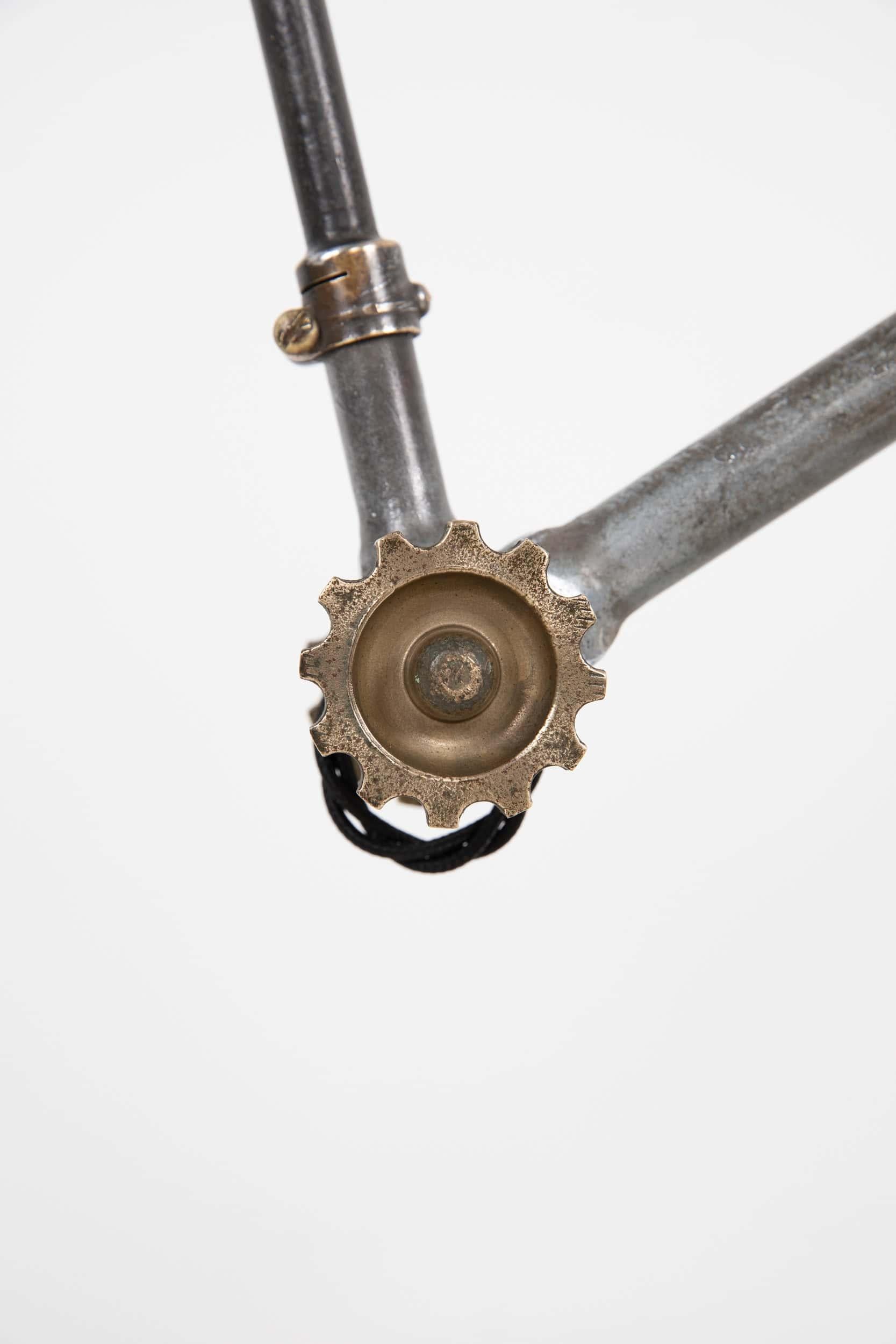 Exemple très rare d'une lampe de machiniste fabriquée en Angleterre par Dugdills. C.1910.

Fabriqué en acier avec une magnifique finition patinée, il présente les anciens joints de serrage à crémaillère. Le numéro AP et la marque du fabricant