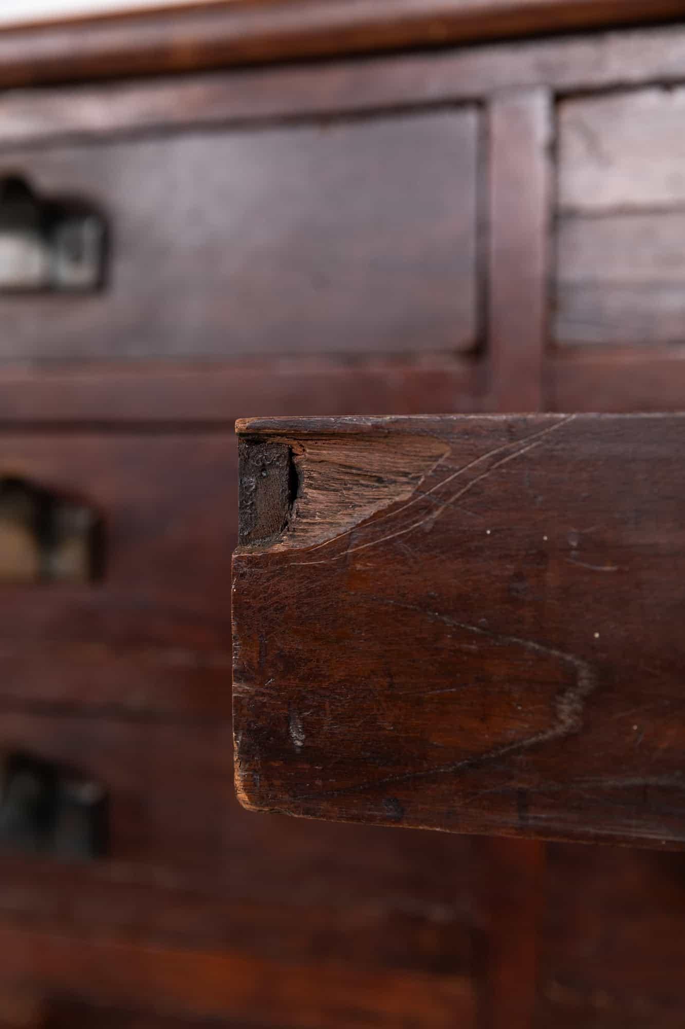 Große antike industrielle Mahagoni-Kommode aus Holz im Industriestil, um 1920 im Angebot 4