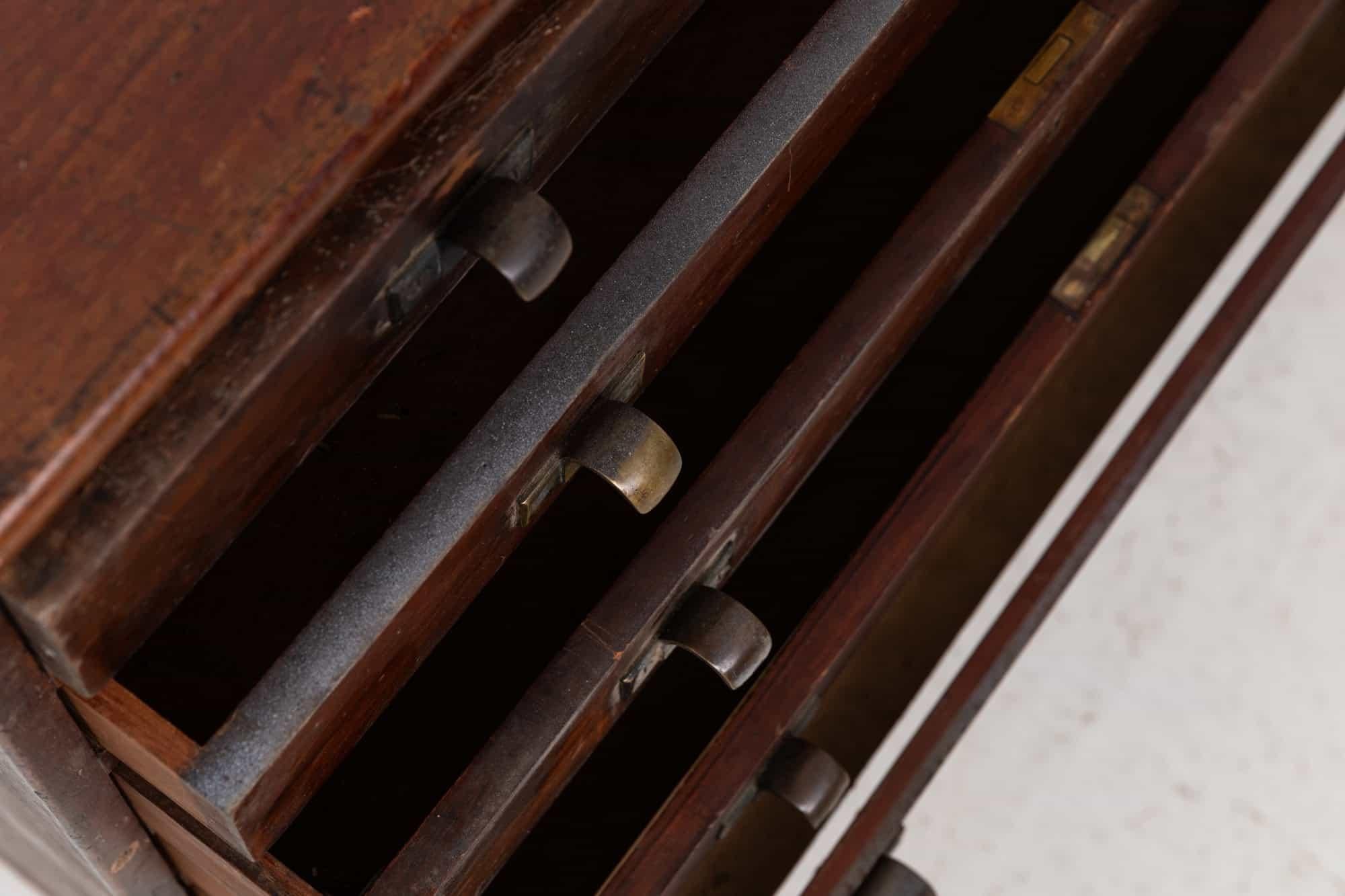 

Eine sehr große Mahagoni-Schubladenbank. um 1920

Zwölf Schubladen, mit Messingschlaufen über Schiebeschränken. Er ist überwiegend aus massivem Mahagoniholz gefertigt, das im Laufe der Jahre eine schöne Farbtiefe entwickelt hat. Einige kleinere