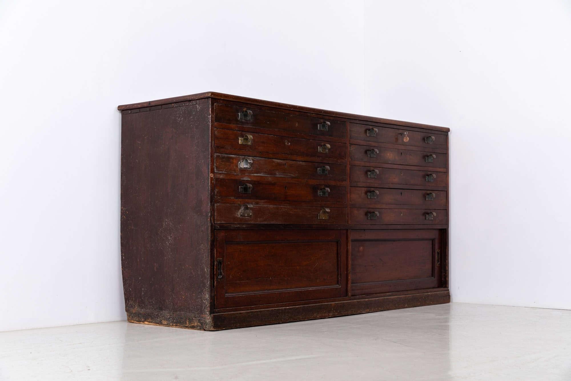 Große antike industrielle Mahagoni-Kommode aus Holz im Industriestil, um 1920 (Industriell) im Angebot