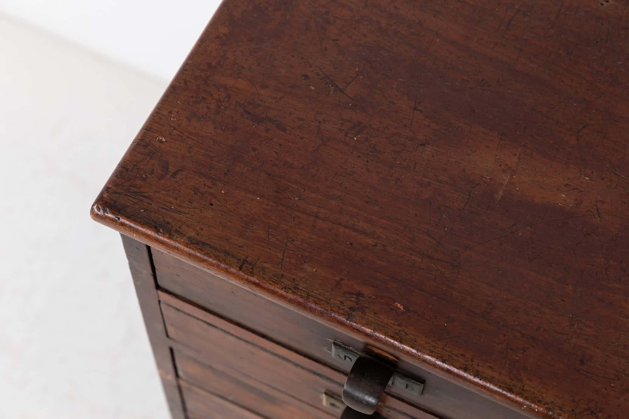 Große antike industrielle Mahagoni-Kommode aus Holz im Industriestil, um 1920 (20. Jahrhundert) im Angebot