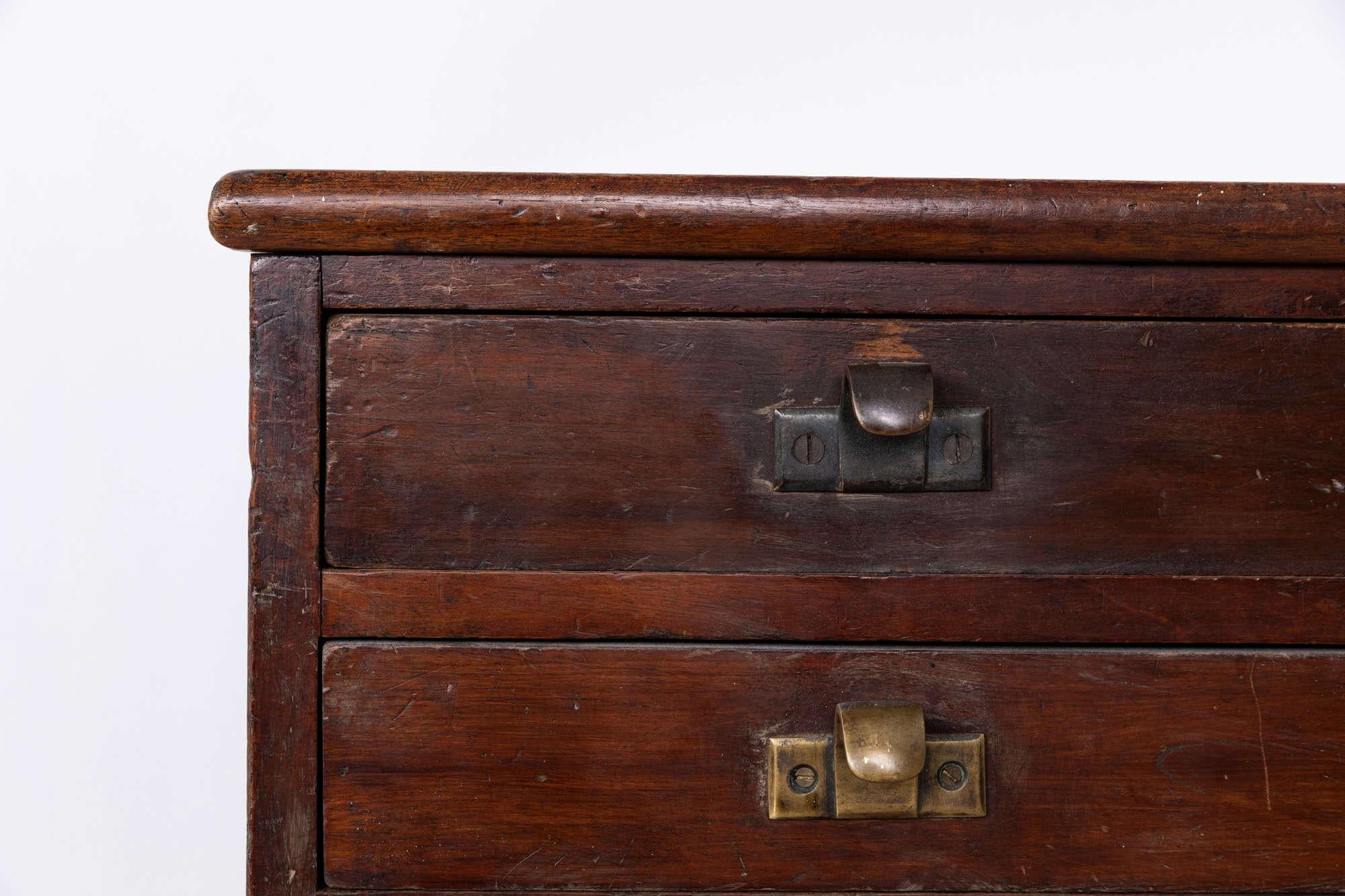 Große antike industrielle Mahagoni-Kommode aus Holz im Industriestil, um 1920 im Angebot 1