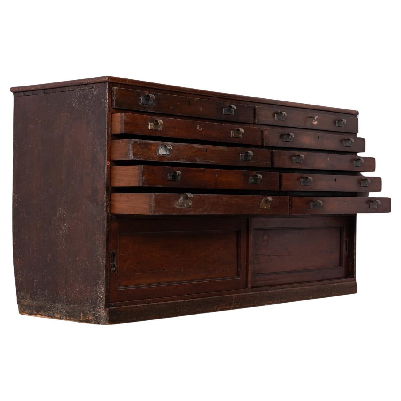 Große antike industrielle Mahagoni-Kommode aus Holz im Industriestil, um 1920 im Angebot