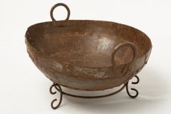 Grand bol en fer ancien sur base