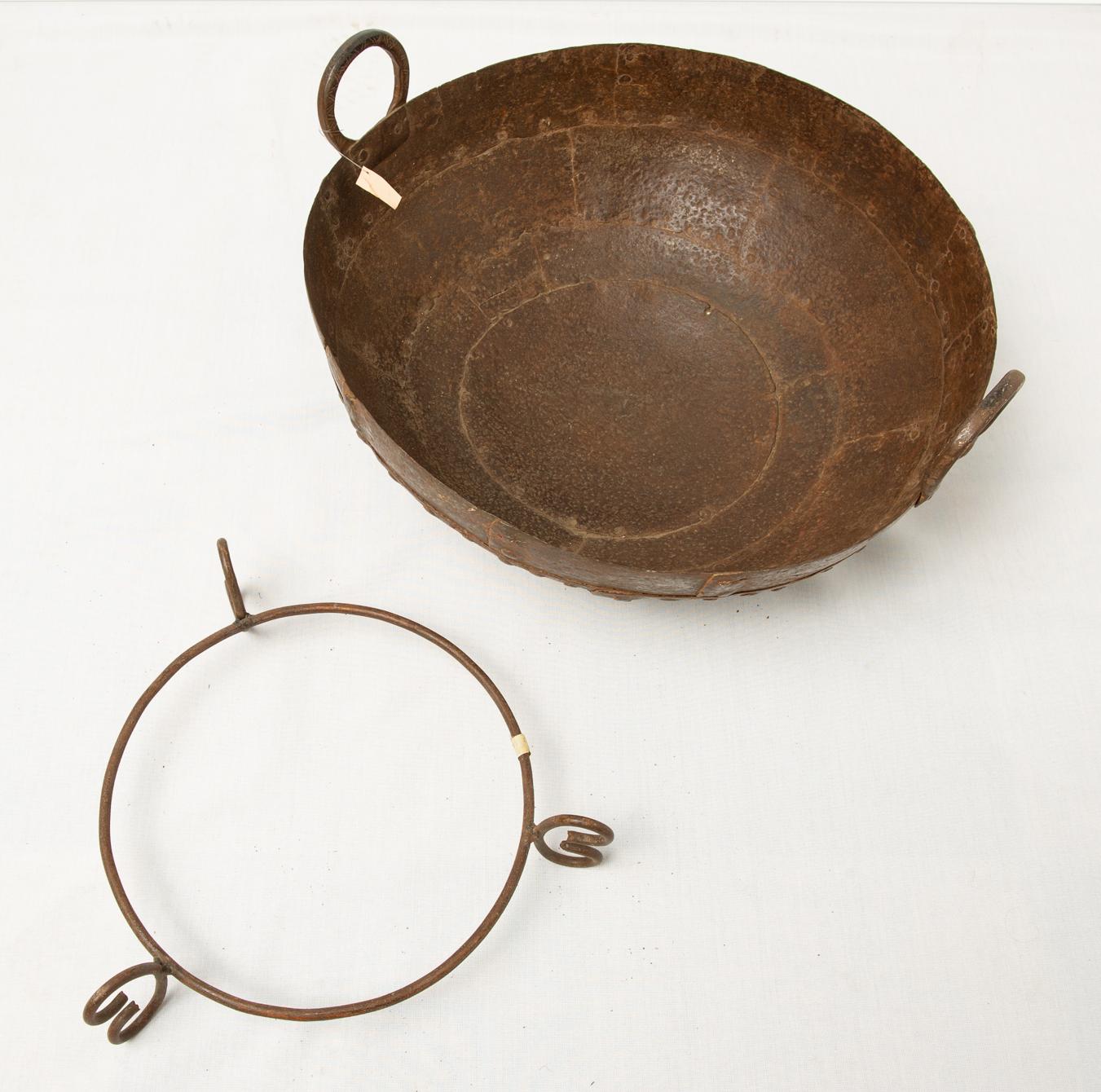 Large Antique Iron Bowl on Base In Good Condition For Sale In Alessandria, Piemonte