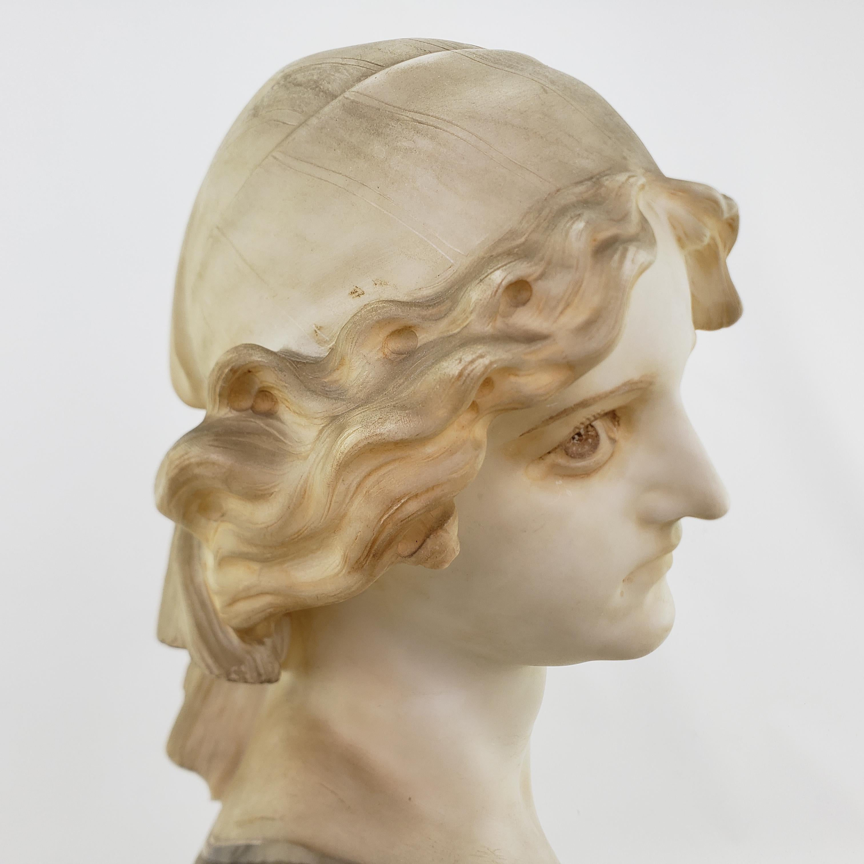 Grand buste en marbre sculpté à la main, signé par une artiste italienne, représentant une musicienne féminine en vente 8