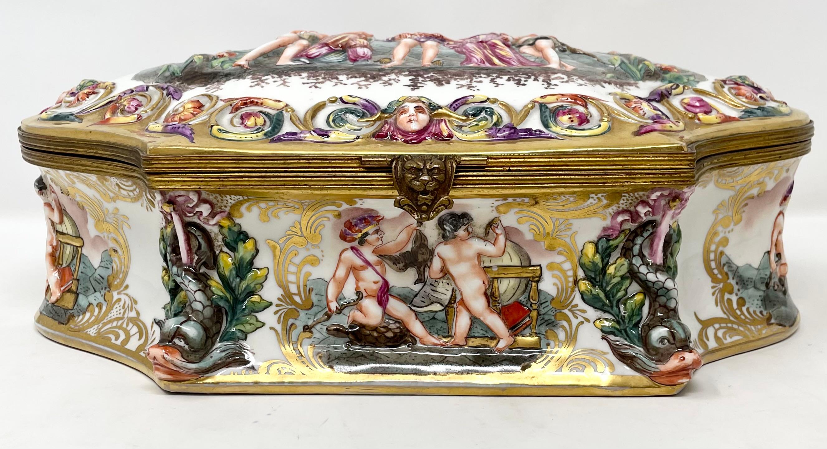 Grande boîte à bijoux ancienne en porcelaine peinte à la main par Capo di Monte, vers 1900.