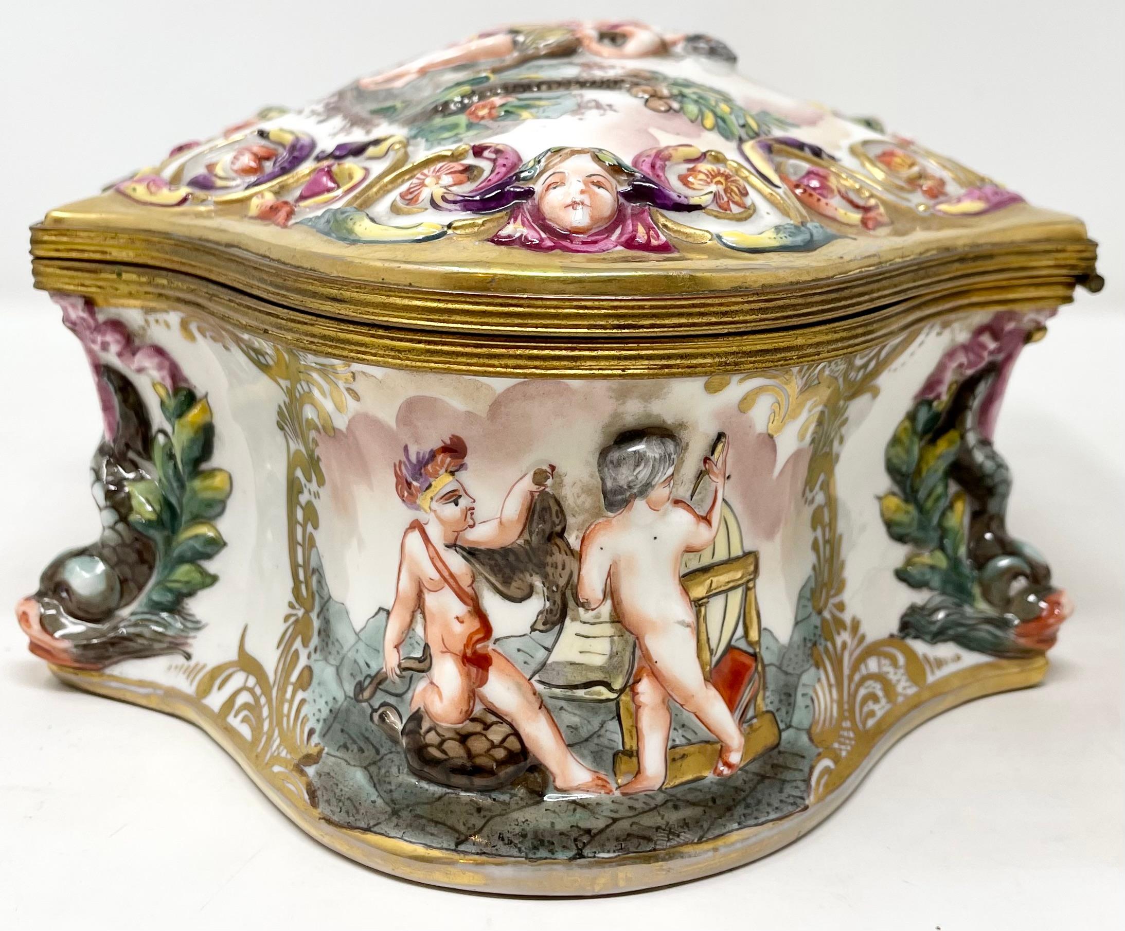 Grande boîte à bijoux italienne ancienne en porcelaine de Capo Di Monte peinte à la main, vers 1900. Bon état - En vente à New Orleans, LA