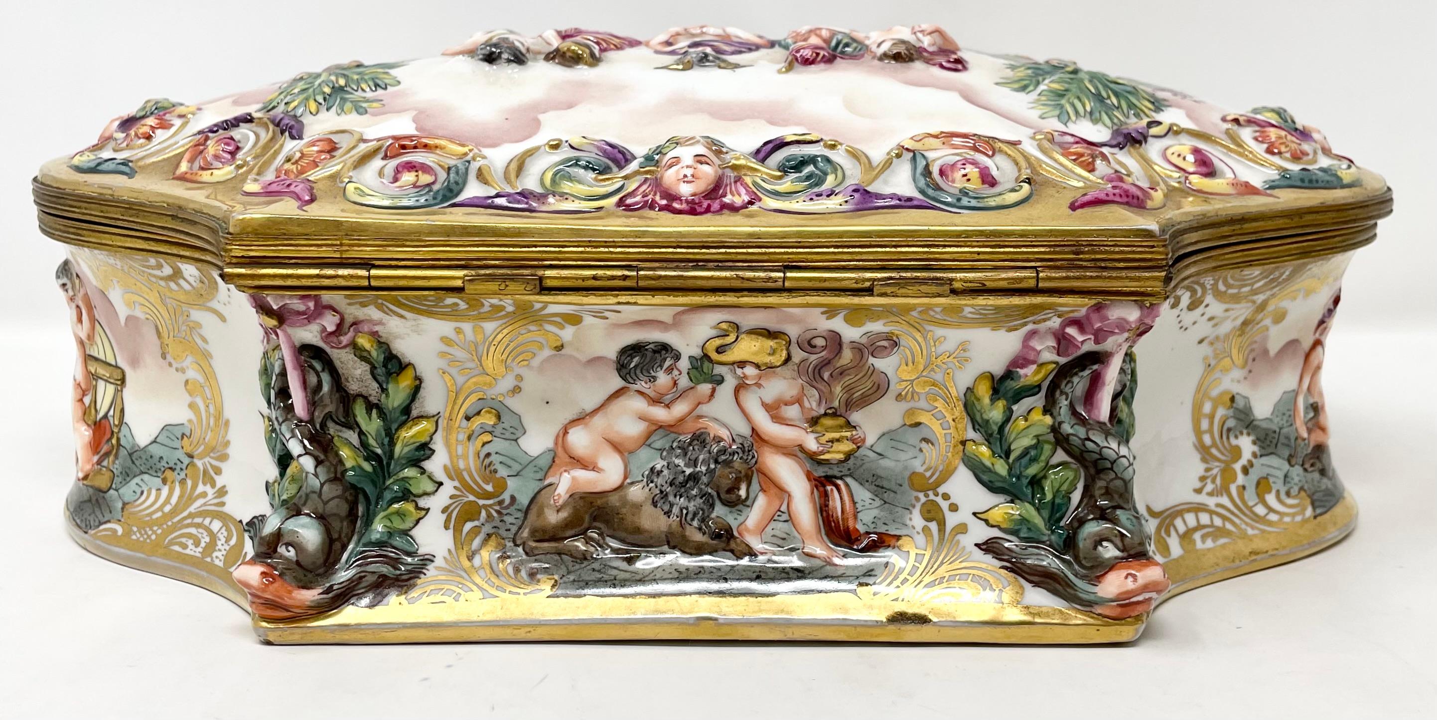 20ième siècle Grande boîte à bijoux italienne ancienne en porcelaine de Capo Di Monte peinte à la main, vers 1900. en vente