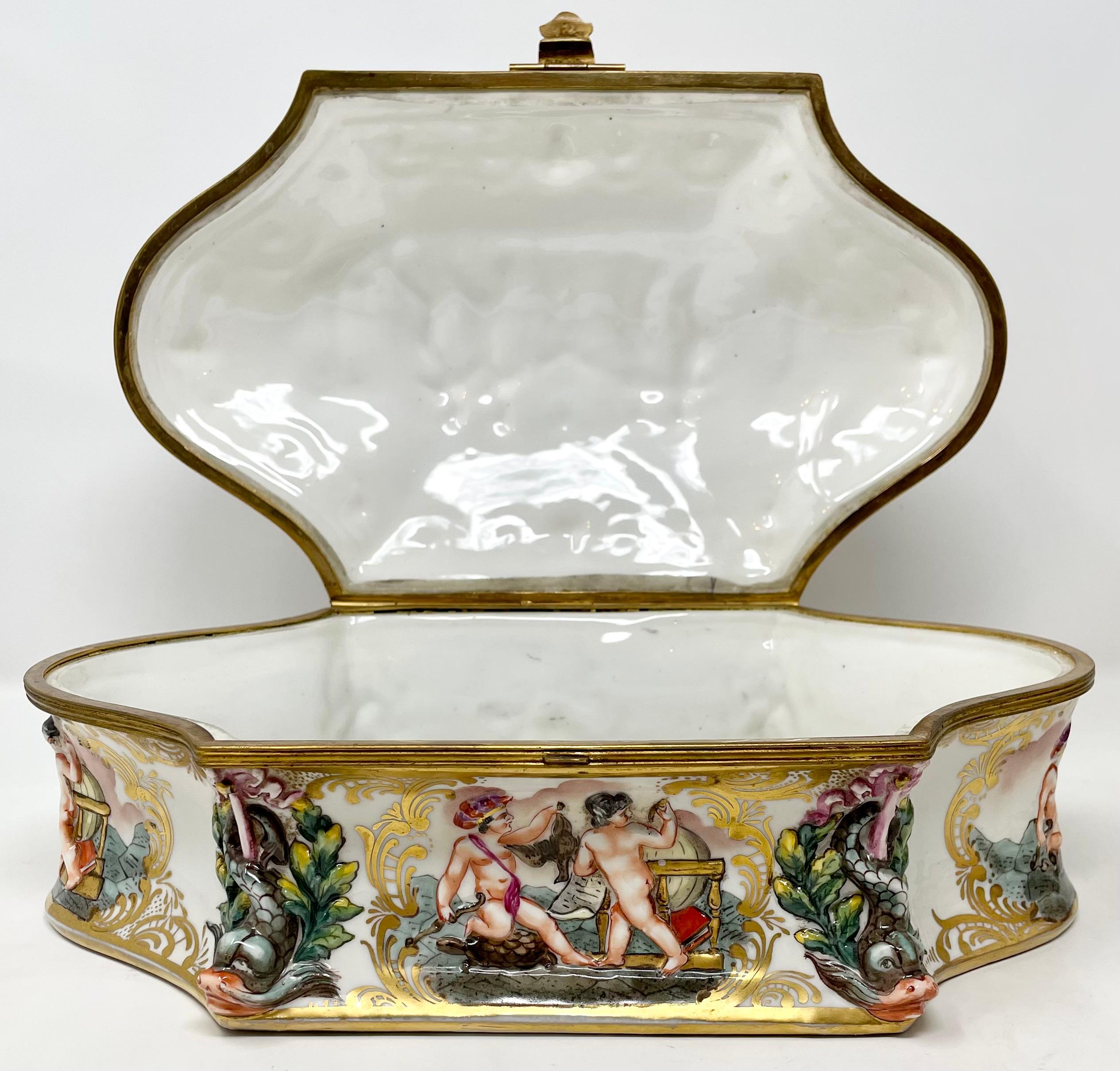 Porcelaine Grande boîte à bijoux italienne ancienne en porcelaine de Capo Di Monte peinte à la main, vers 1900. en vente