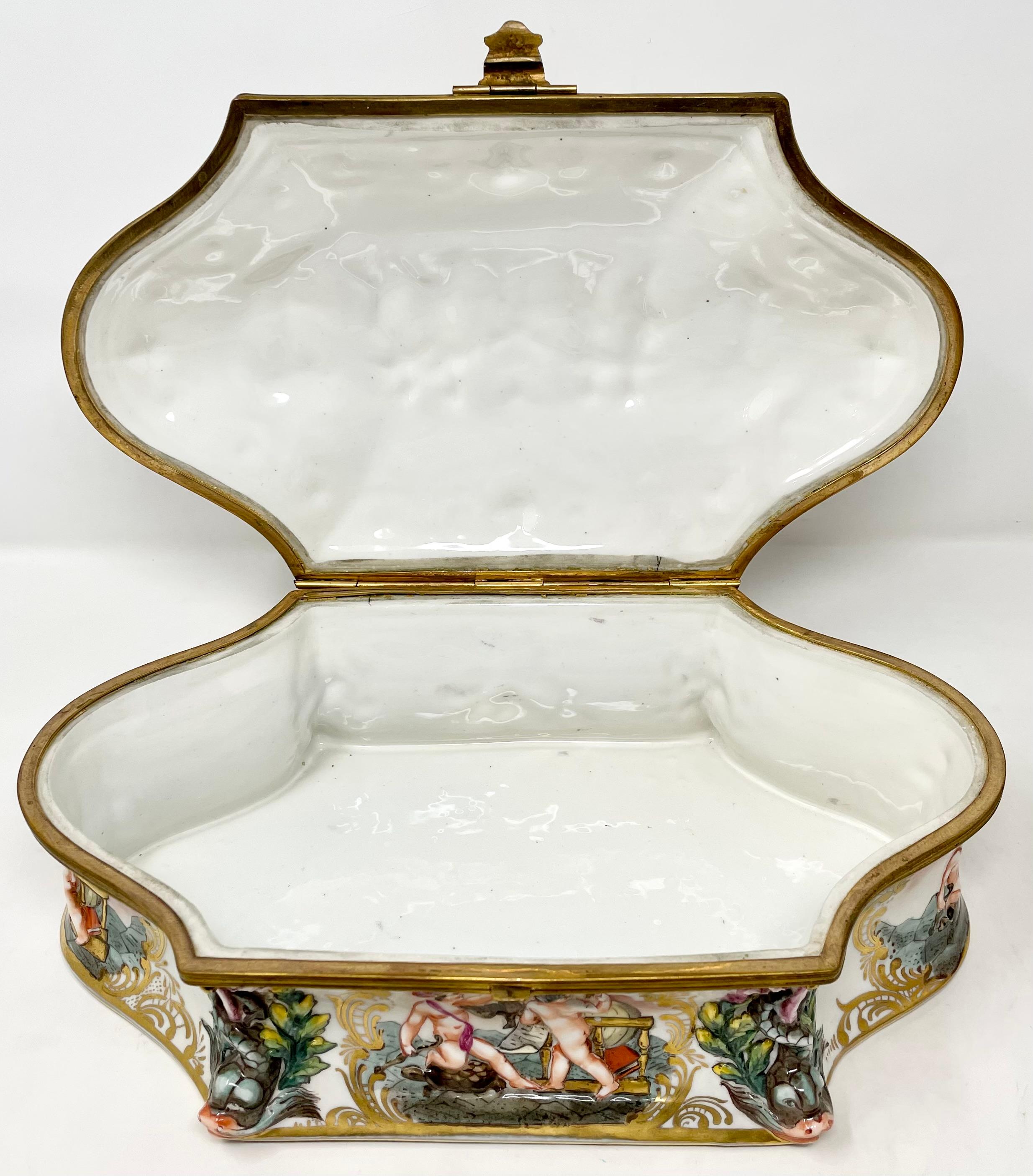 Grande boîte à bijoux italienne ancienne en porcelaine de Capo Di Monte peinte à la main, vers 1900. en vente 1