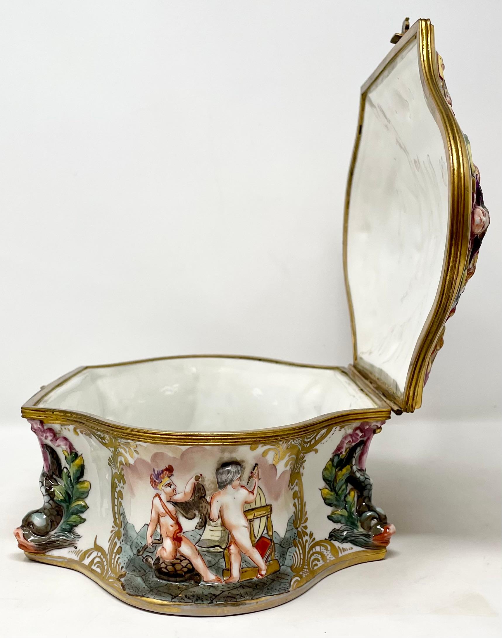 Grande boîte à bijoux italienne ancienne en porcelaine de Capo Di Monte peinte à la main, vers 1900. en vente 2