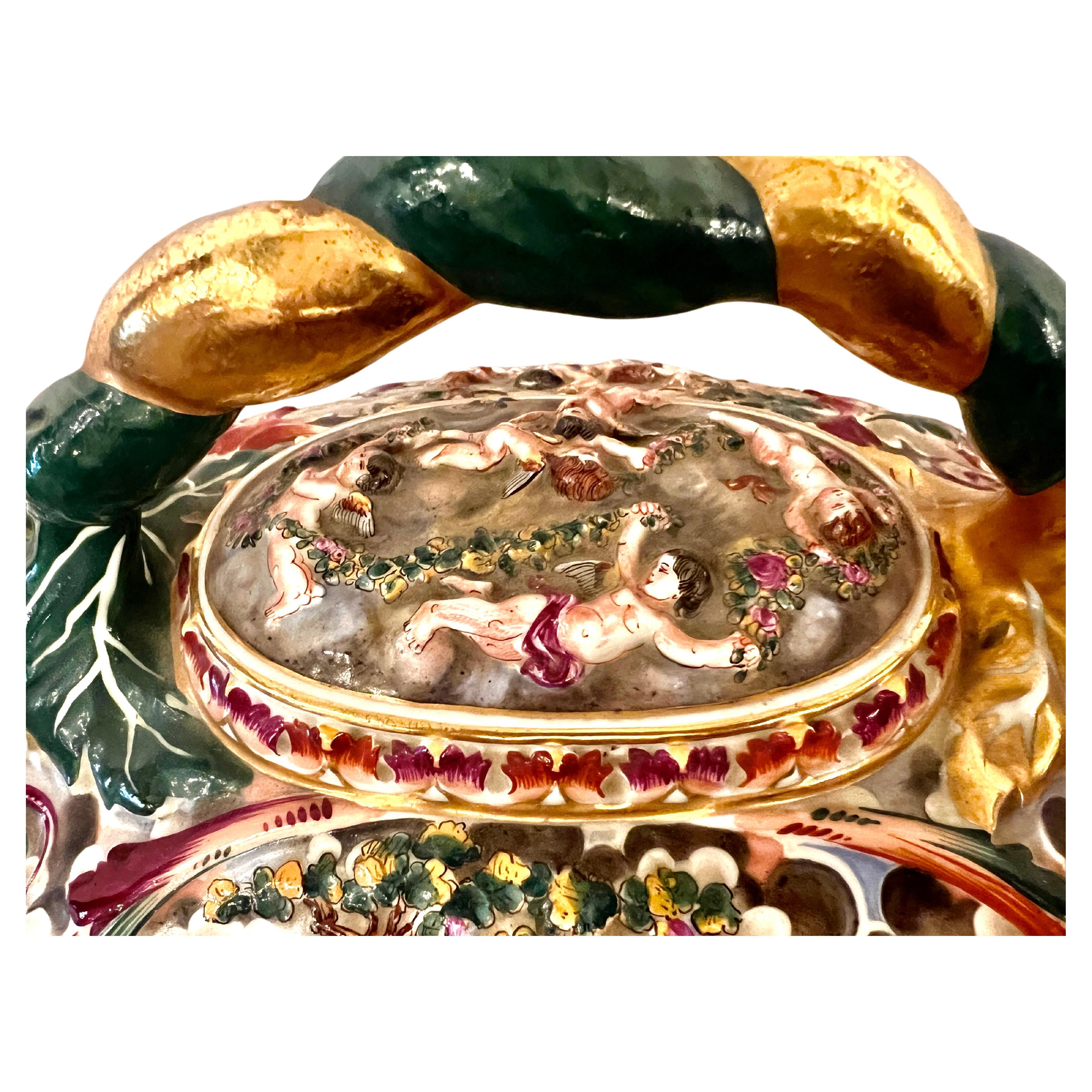 Große antike italienische „Capo Di Monte“-Porzellanterrine, handbemalte Terrine und Teller aus Porzellan. im Zustand „Gut“ im Angebot in New Orleans, LA