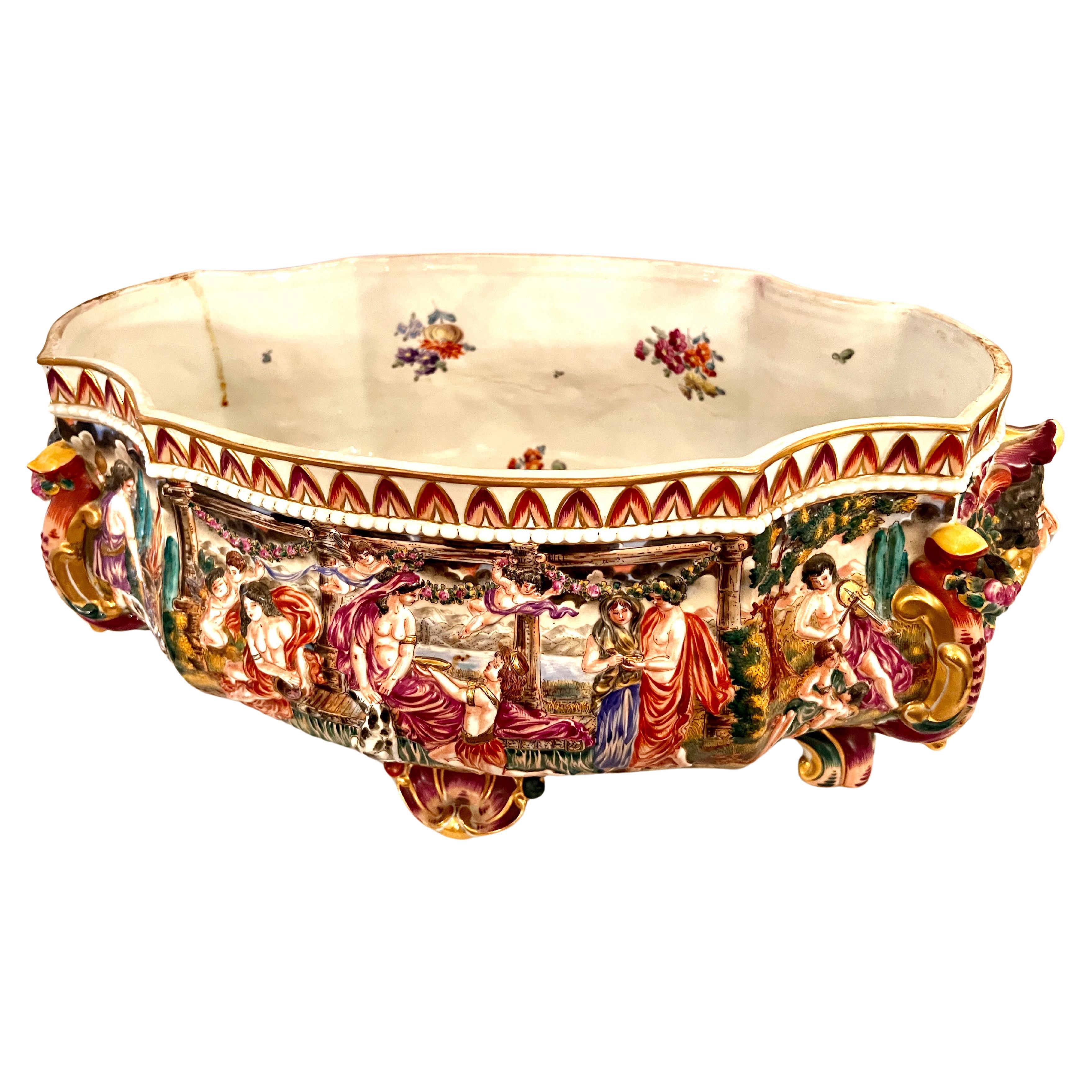 Große antike italienische „Capo Di Monte“-Porzellanterrine, handbemalte Terrine und Teller aus Porzellan. (20. Jahrhundert) im Angebot