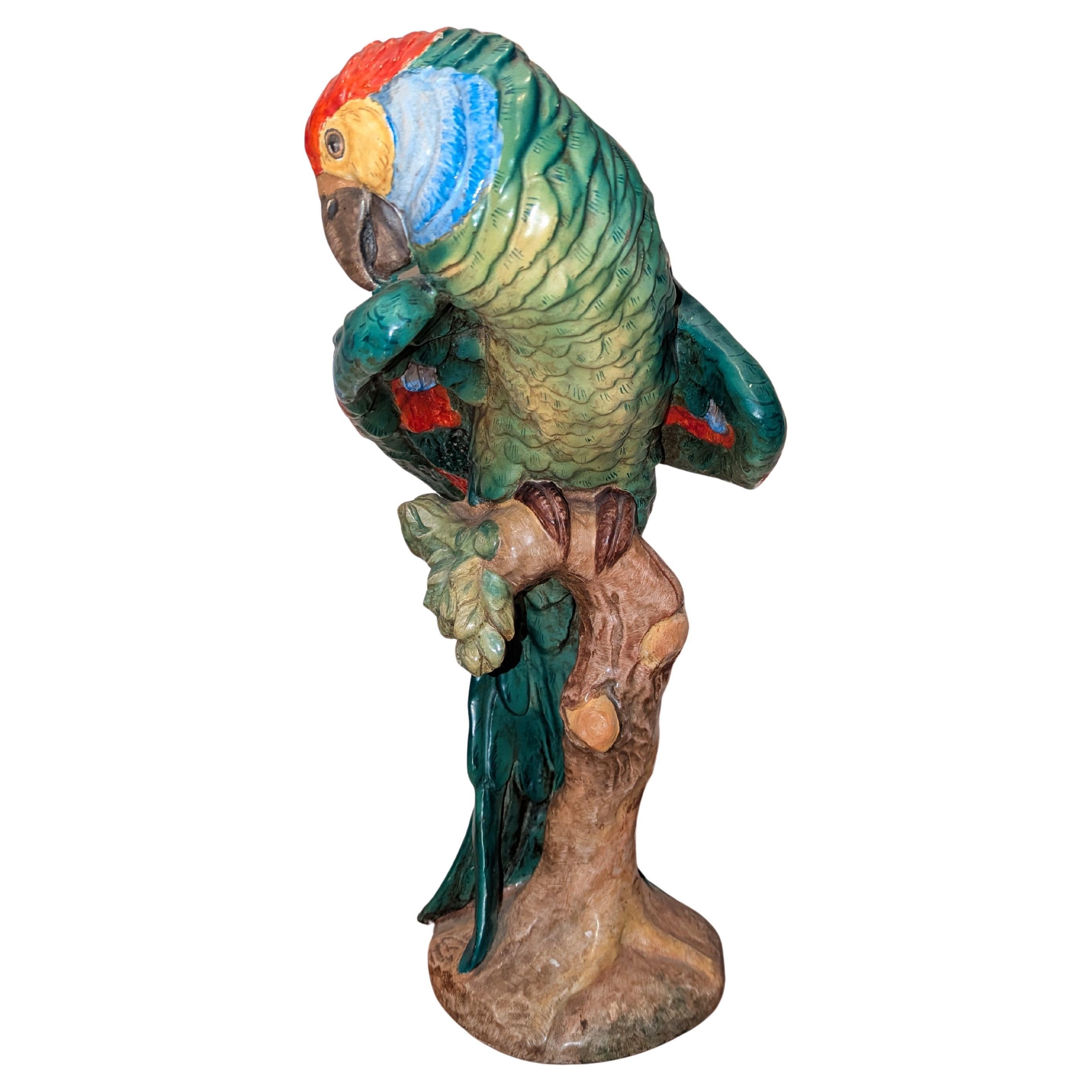 Este extraordinario guacamayo de mayólica italiana antigua sobre un árbol, obra de Ugo Zaccagnini, es un ejemplo vibrante y exquisito del arte de la cerámica fina. Como testimonio de la maestría de Zaccagnini, esta sorprendente pieza capta la