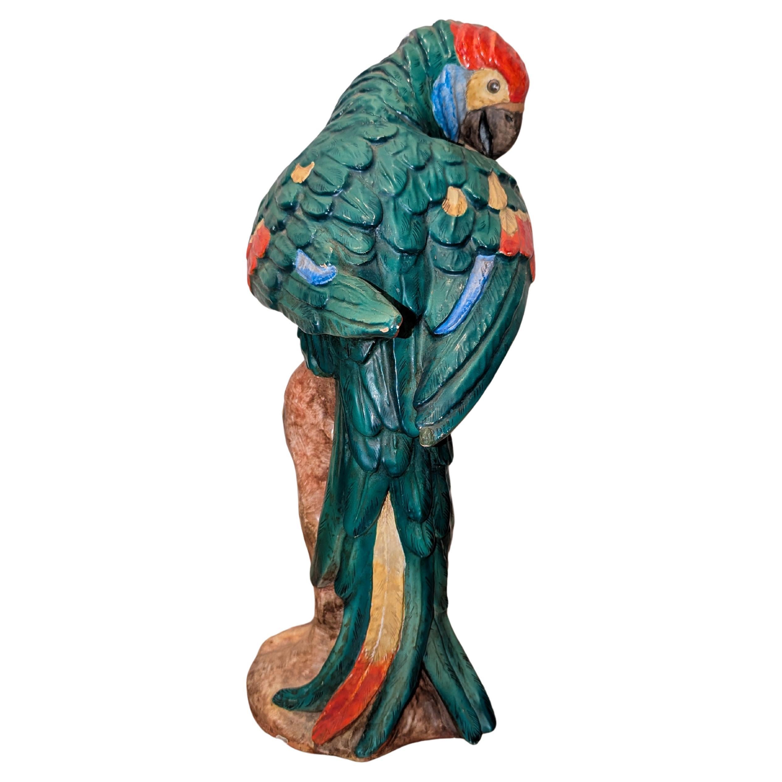 Gran guacamayo italiano antiguo de mayólica sobre árbol de Ugo Zaccagnini Glaseado en venta