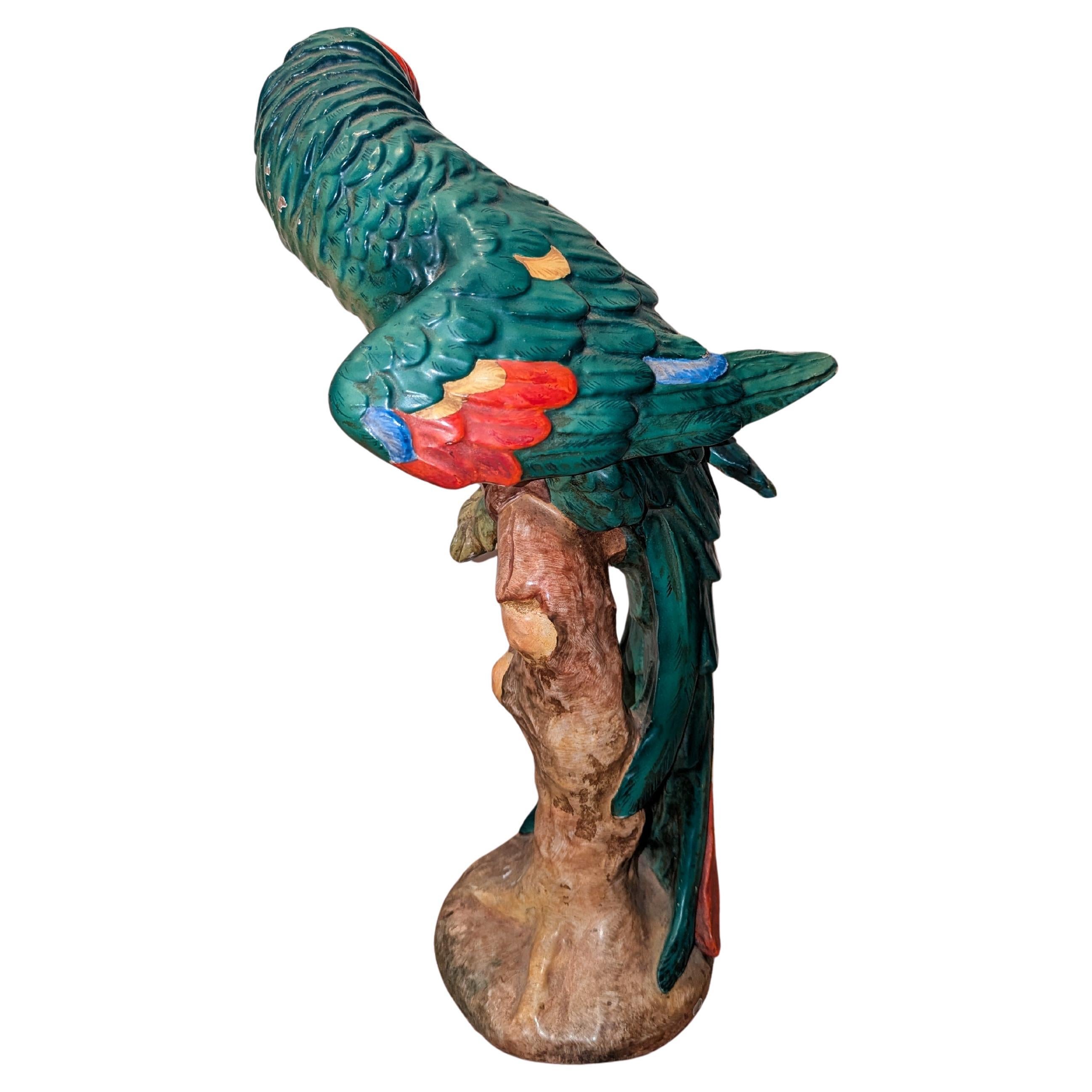 Gran guacamayo italiano antiguo de mayólica sobre árbol de Ugo Zaccagnini en Bueno estado para la venta en New Milford, CT