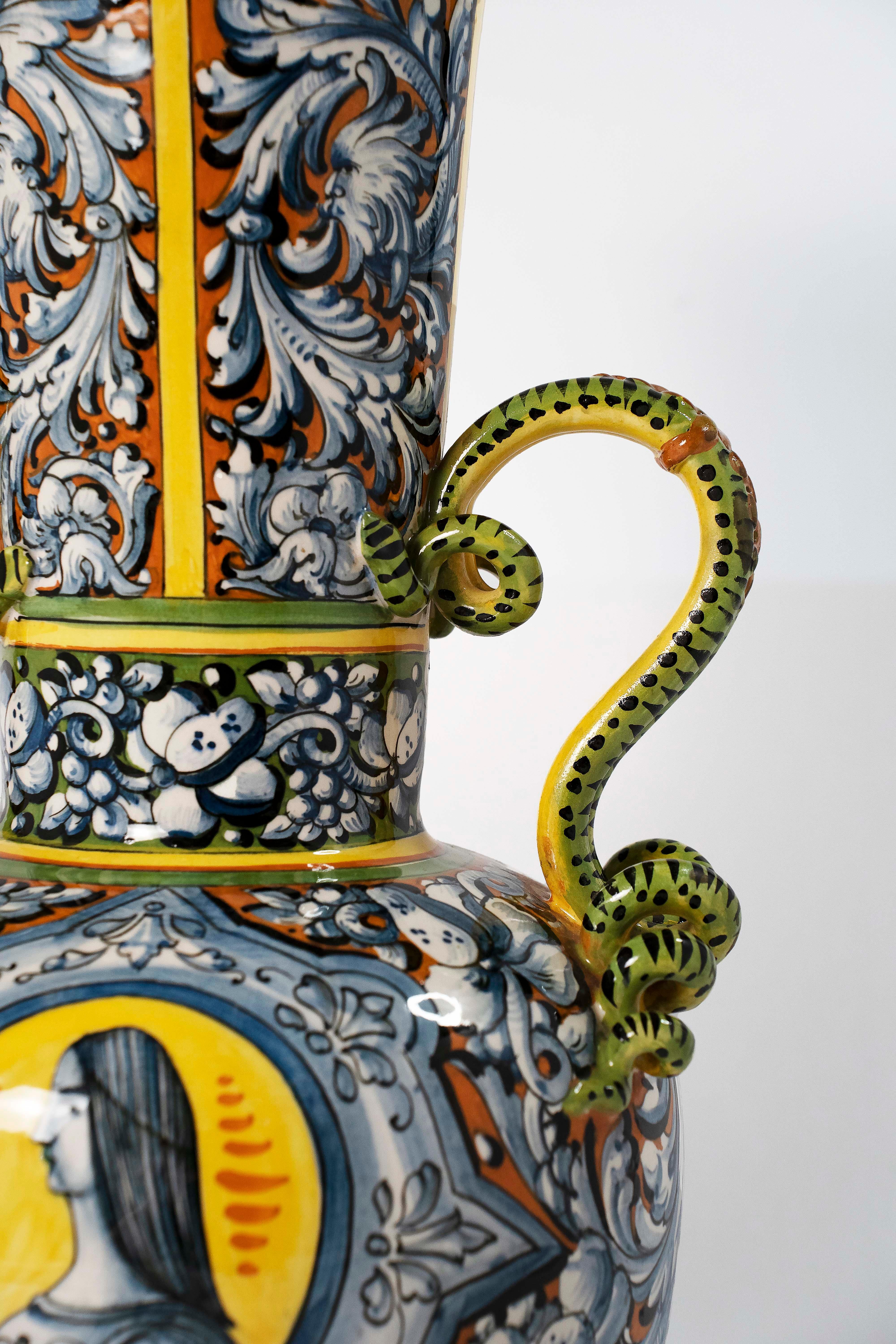 LARGE ANTIQUE ITALIAN MAJOLICA URN, Circa early 20th Century, Italy In Excellent Condition For Sale In Scottsdale, AZ
