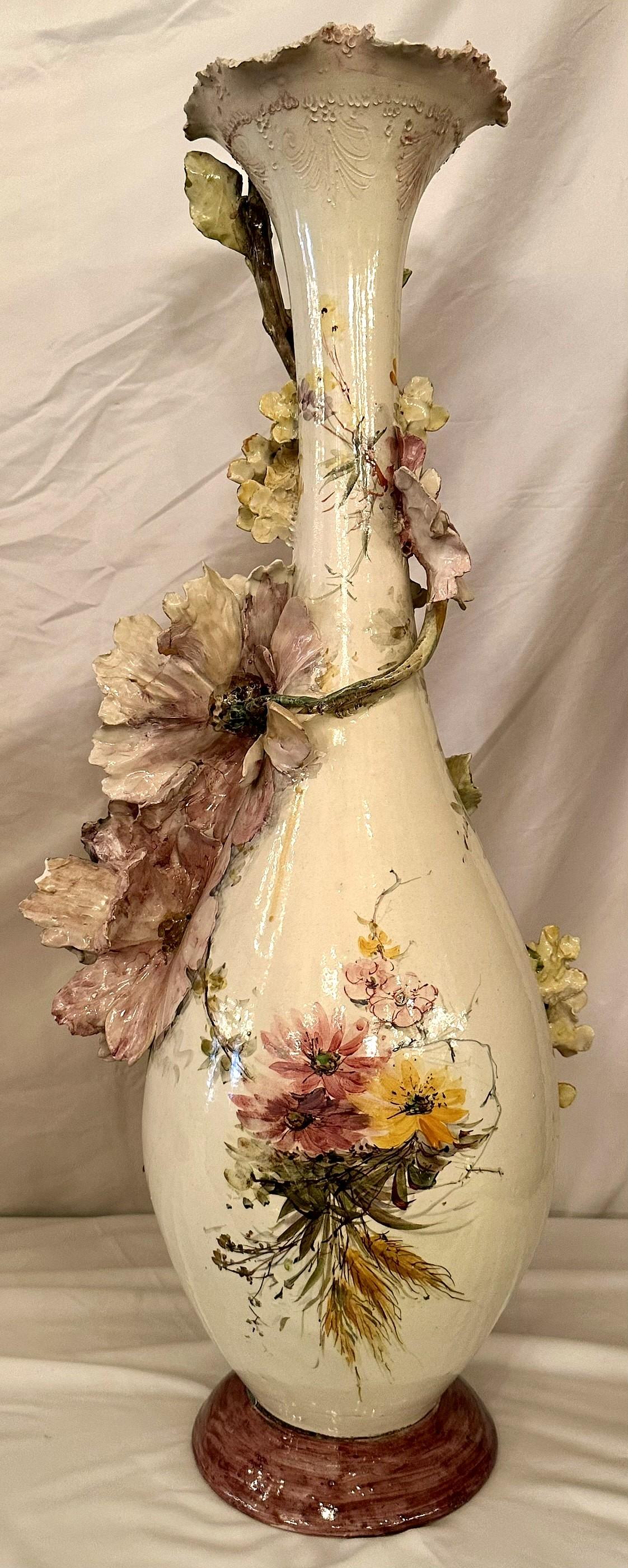 Italiano Grandi vasi floreali in maiolica italiana 