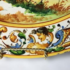 Grand chargeur italien ancien en poterie majolique néoclassique avec chérubins 19e siècle