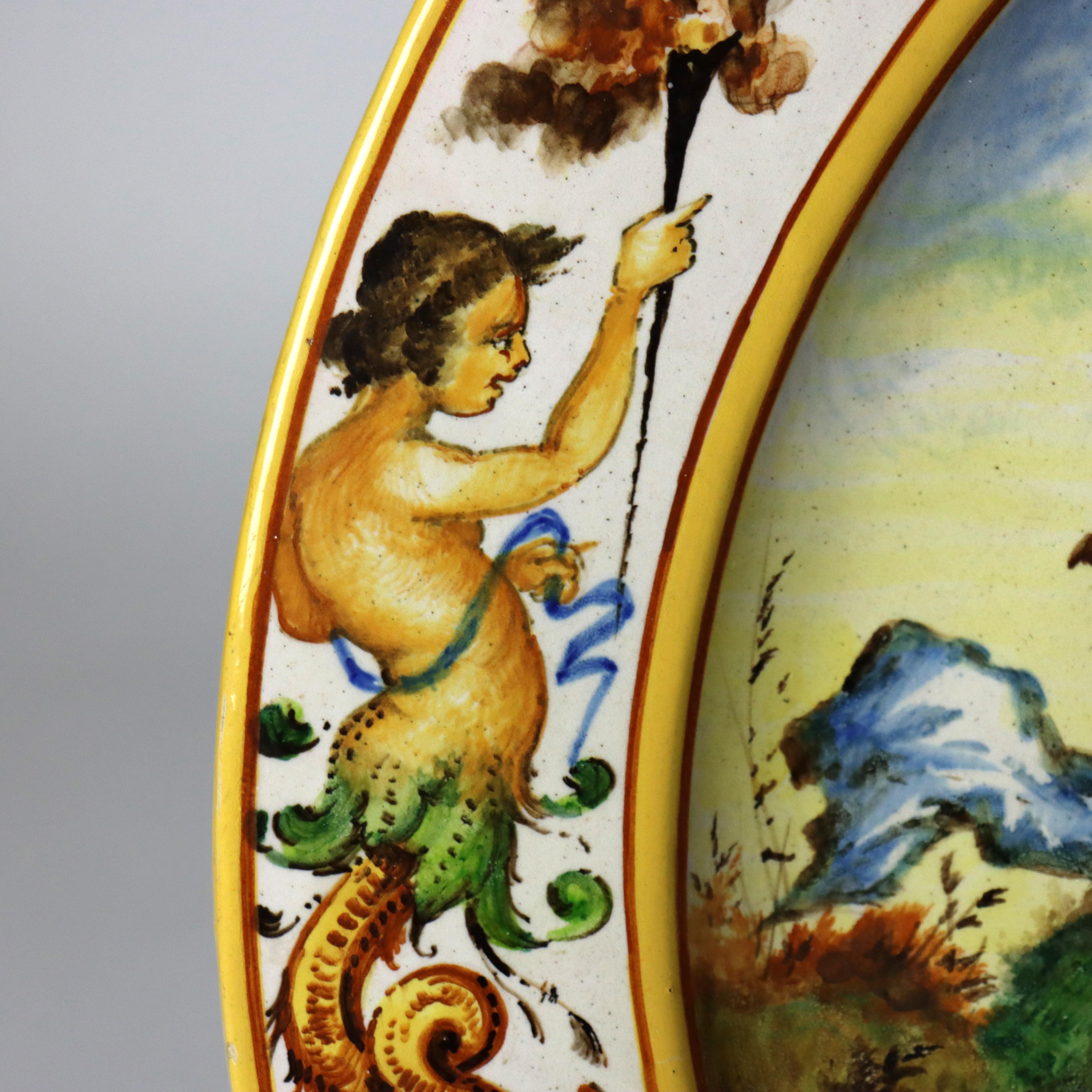 Grand chargeur italien ancien en poterie majolique néoclassique avec chérubins 19e siècle Bon état - En vente à Big Flats, NY