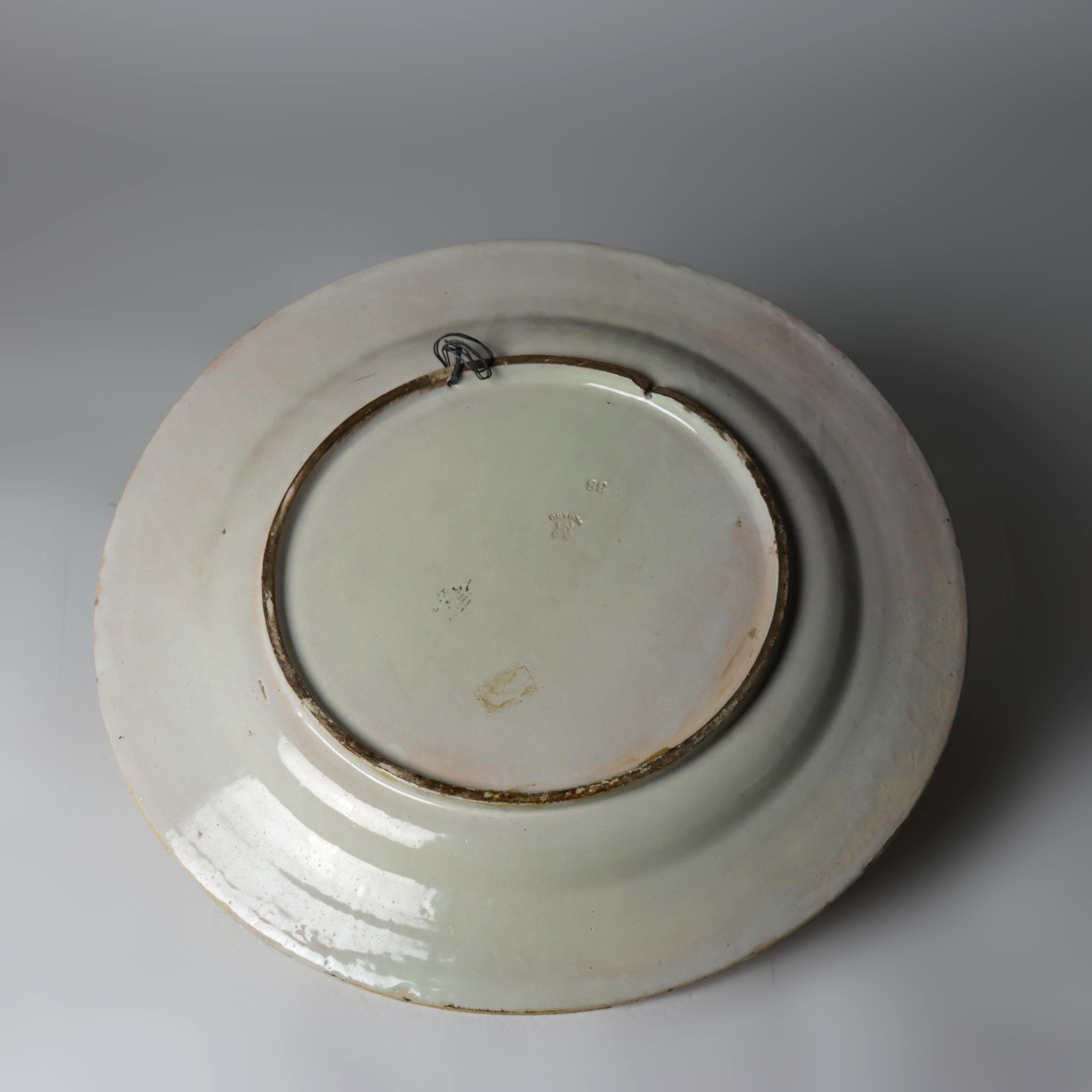 Grand chargeur italien ancien en poterie majolique néoclassique avec chérubins 19e siècle en vente 2