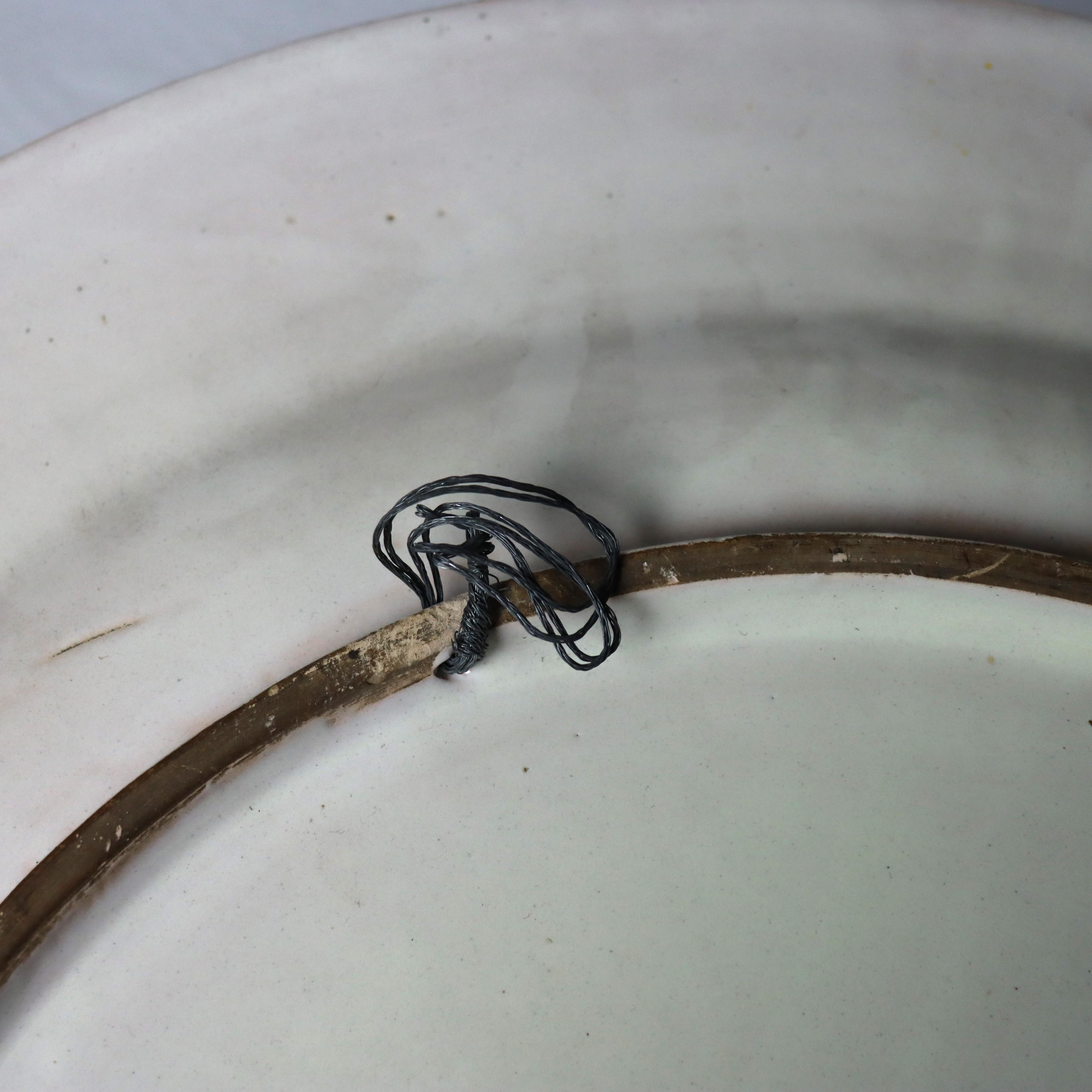 Grand chargeur italien ancien en poterie majolique néoclassique avec chérubins 19e siècle en vente 4