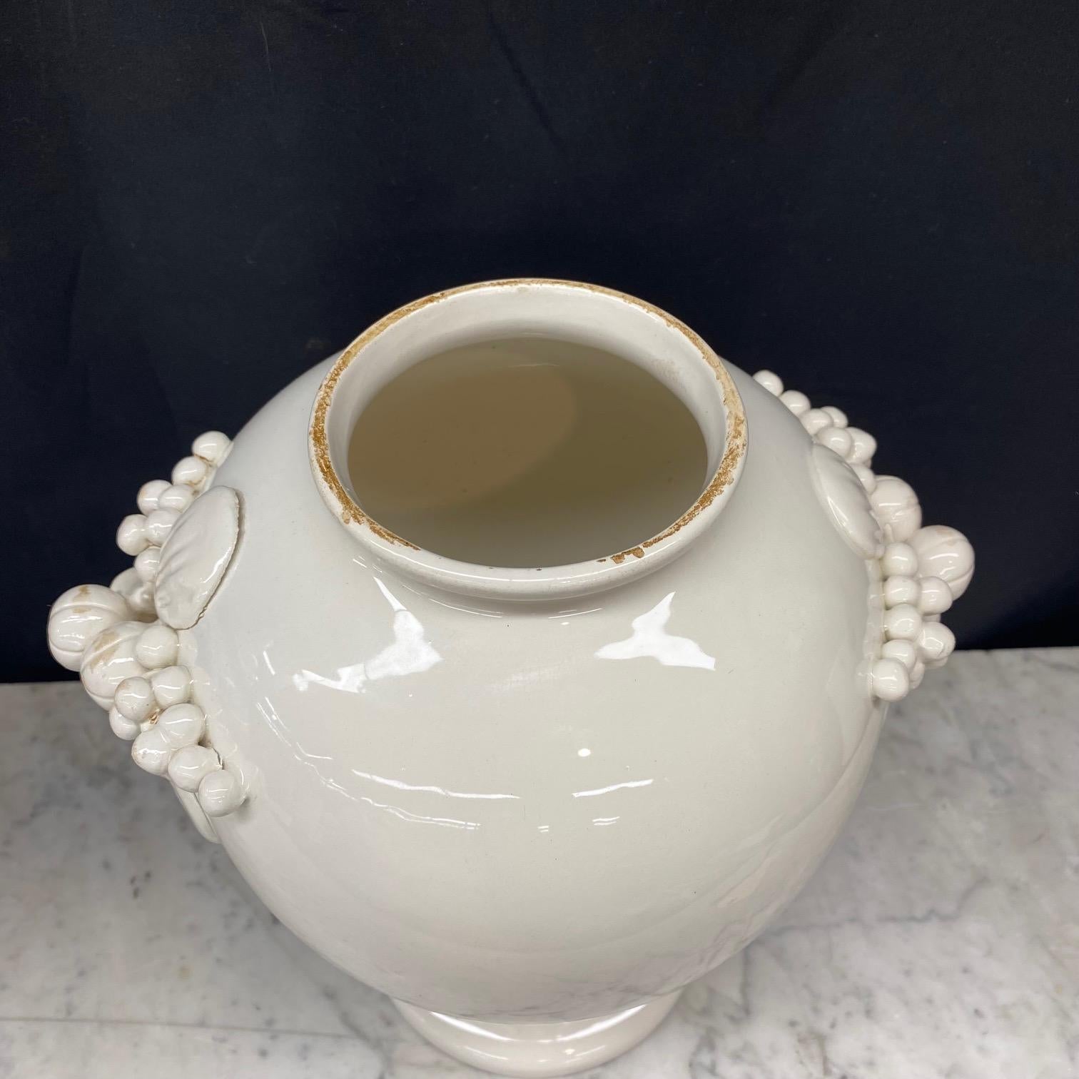 Grande coppia antica di vasi a urna in ceramica bianca in stile speziale in vendita 4