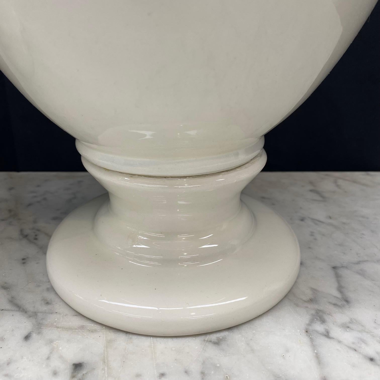 Grande coppia antica di vasi a urna in ceramica bianca in stile speziale in vendita 5