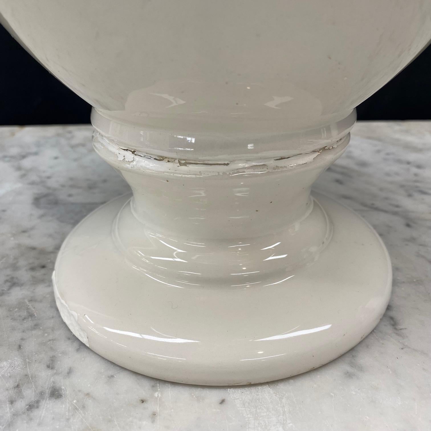 Grande coppia antica di vasi a urna in ceramica bianca in stile speziale in vendita 9