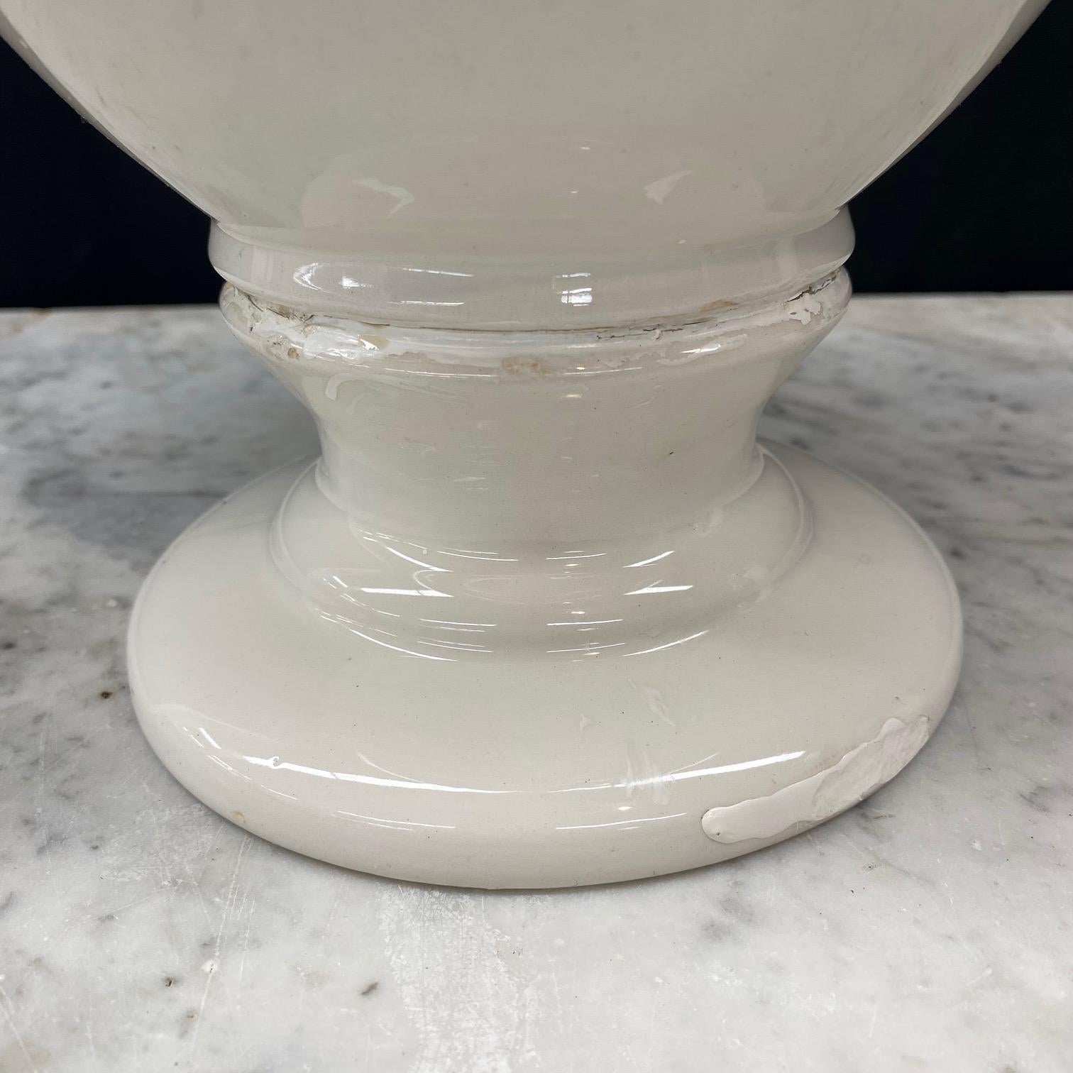 Grande coppia antica di vasi a urna in ceramica bianca in stile speziale in vendita 10