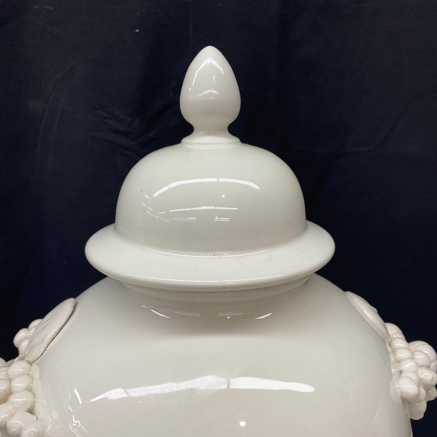 Italiano Grande coppia antica di vasi a urna in ceramica bianca in stile speziale in vendita
