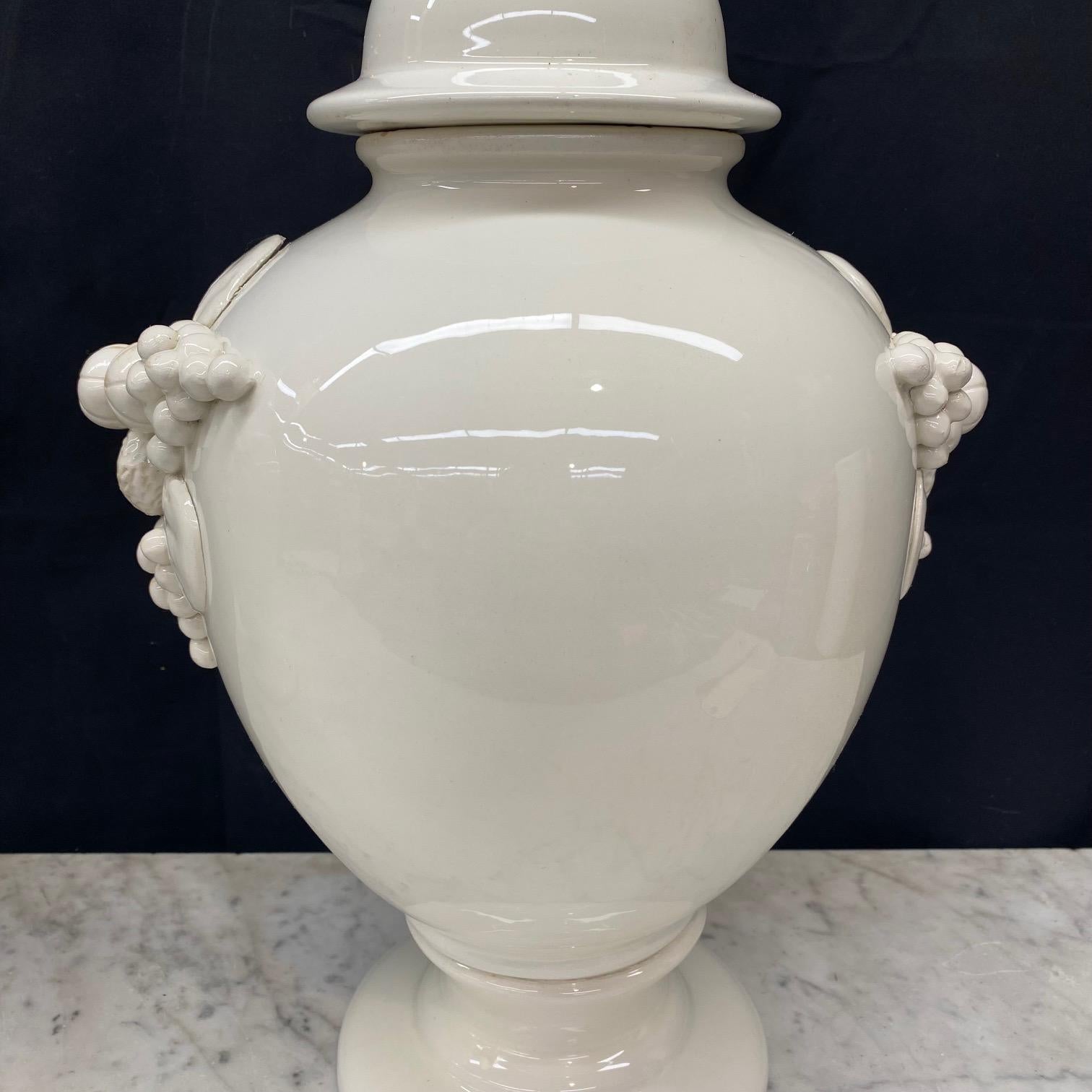 XX secolo Grande coppia antica di vasi a urna in ceramica bianca in stile speziale in vendita