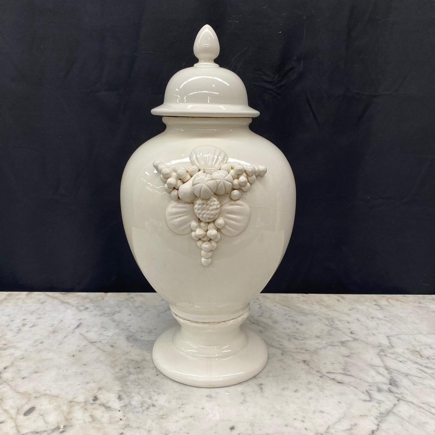 Grande coppia antica di vasi a urna in ceramica bianca in stile speziale in vendita 1
