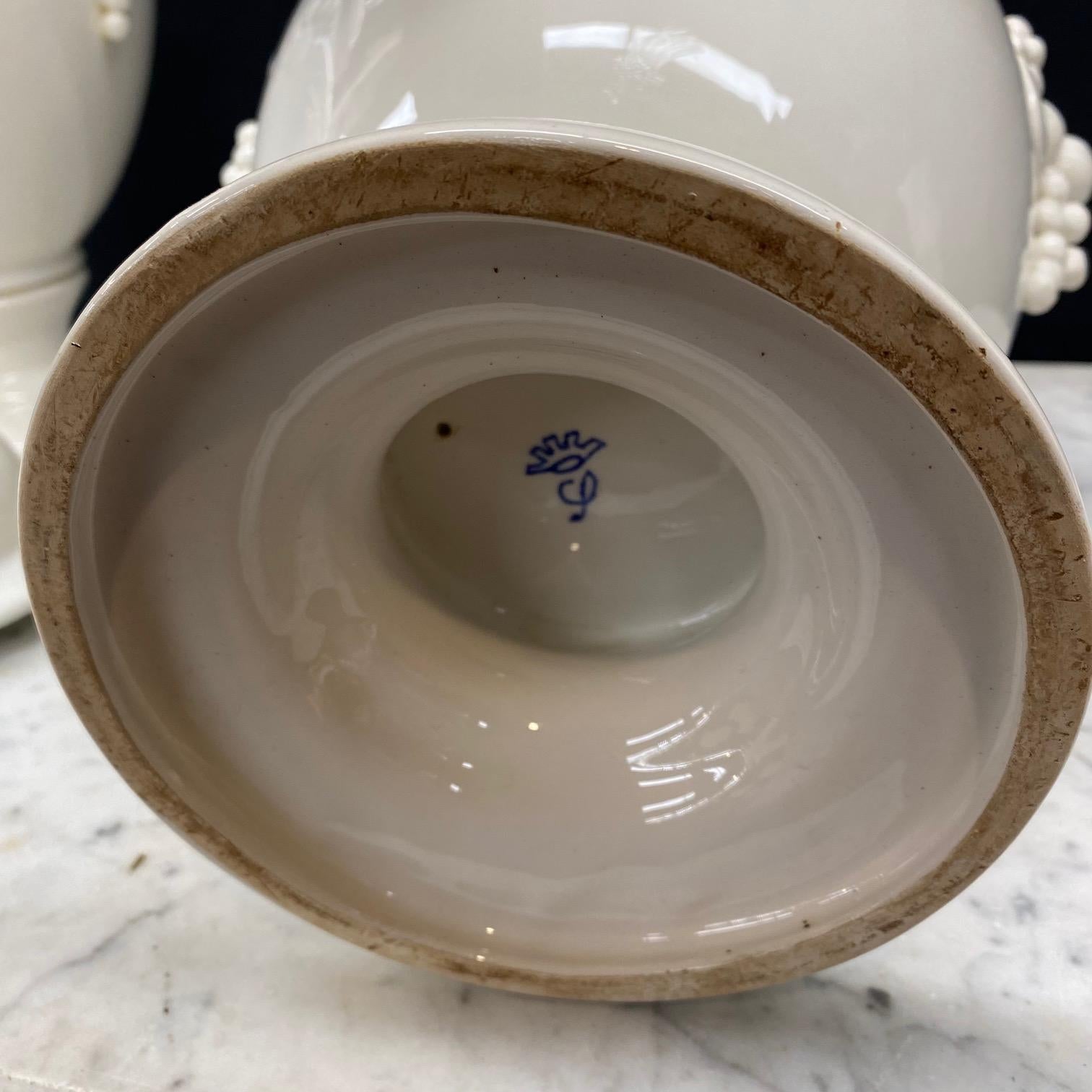 Grande coppia antica di vasi a urna in ceramica bianca in stile speziale in vendita 3