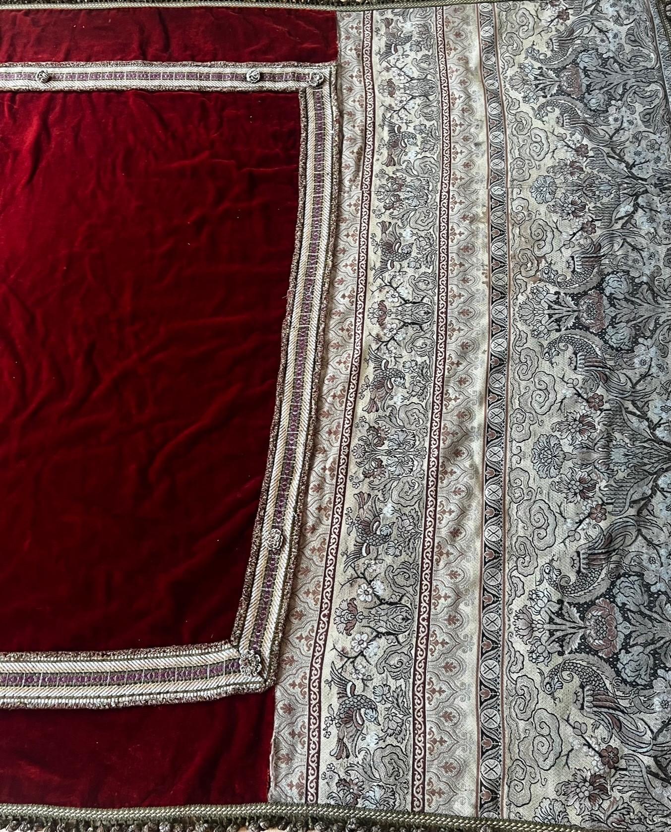 Dies ist ein wirklich exquisiter antiker Seidensamt-Wandbehang mit handgewebtem floralem Pfauenmuster und Metallfäden als Patchwork. Die Geschichte des Samtes geht auf das 13. Jahrhundert zurück und bezieht sich auf Gegenstände aus dem Besitz von