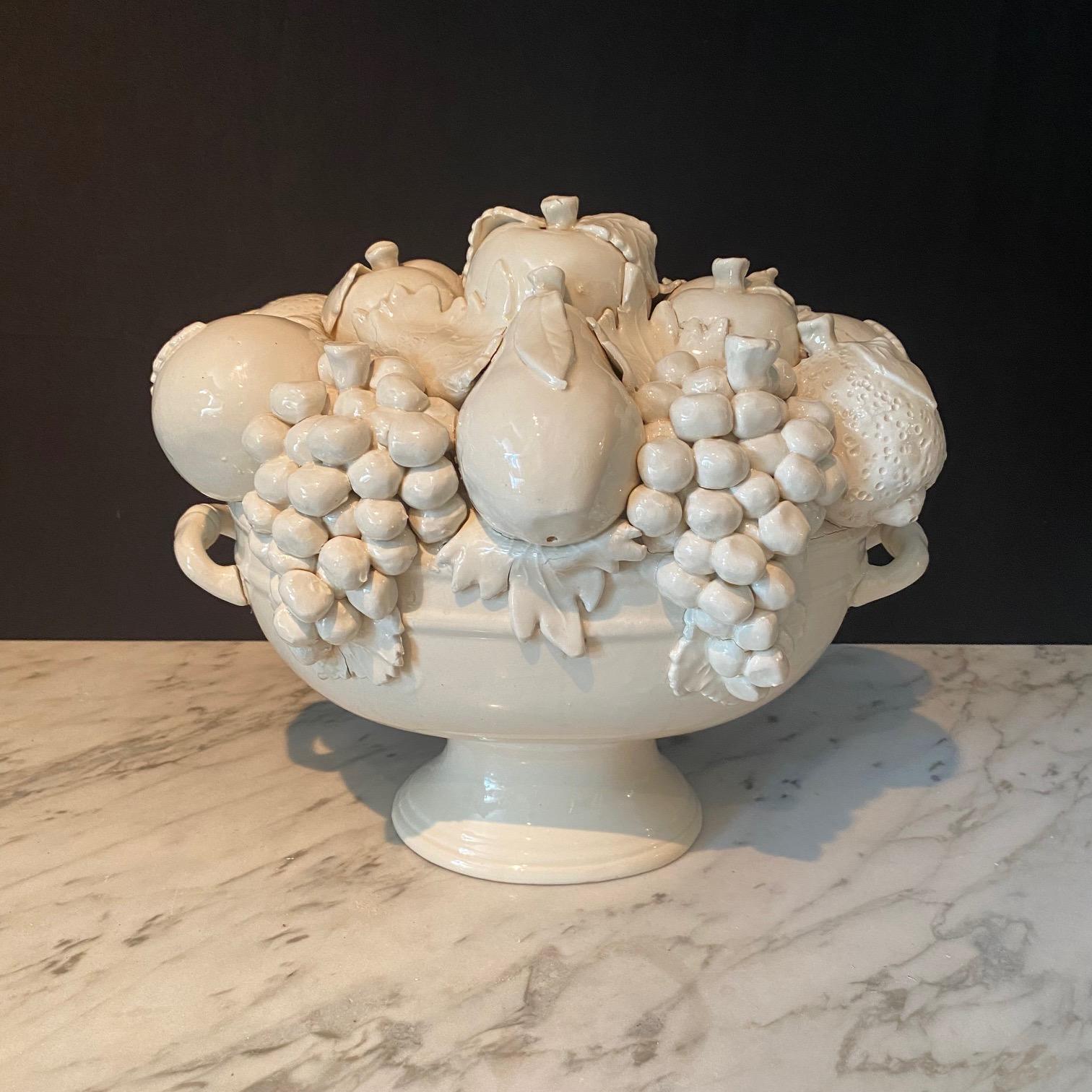 Grande fruttiera o cornucopia in porcellana italiana con uva, arance, mele, banane, pesche ecc. Attenzione ai dettagli come solo gli italiani sanno fare: questo delizioso centrotavola ha un marchio di fabbrica sul fondo. #7144

