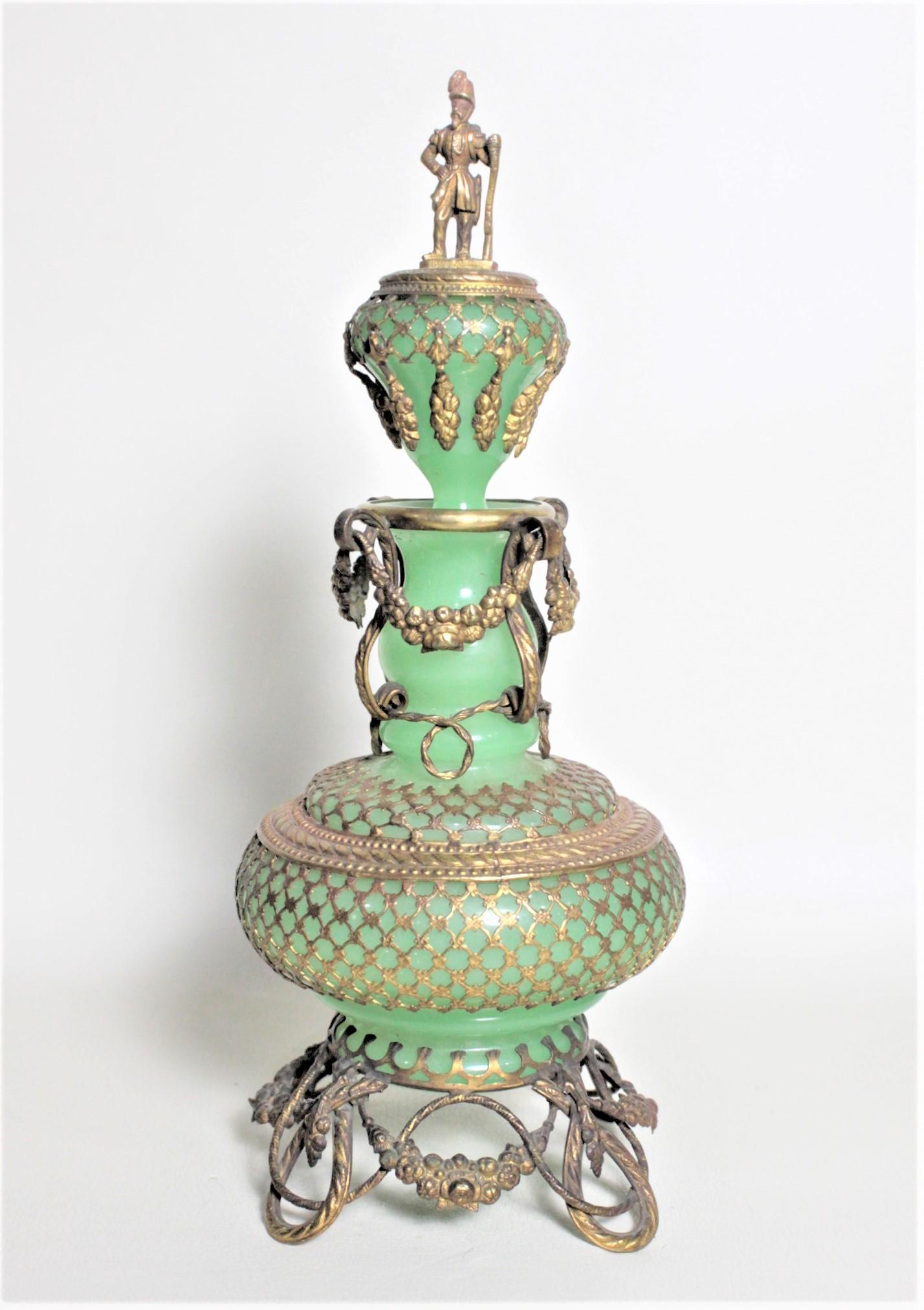 Néo-Renaissance Grande bouteille de parfum ancienne en verre jadéite avec dessus et montures en laiton doré ornés en vente