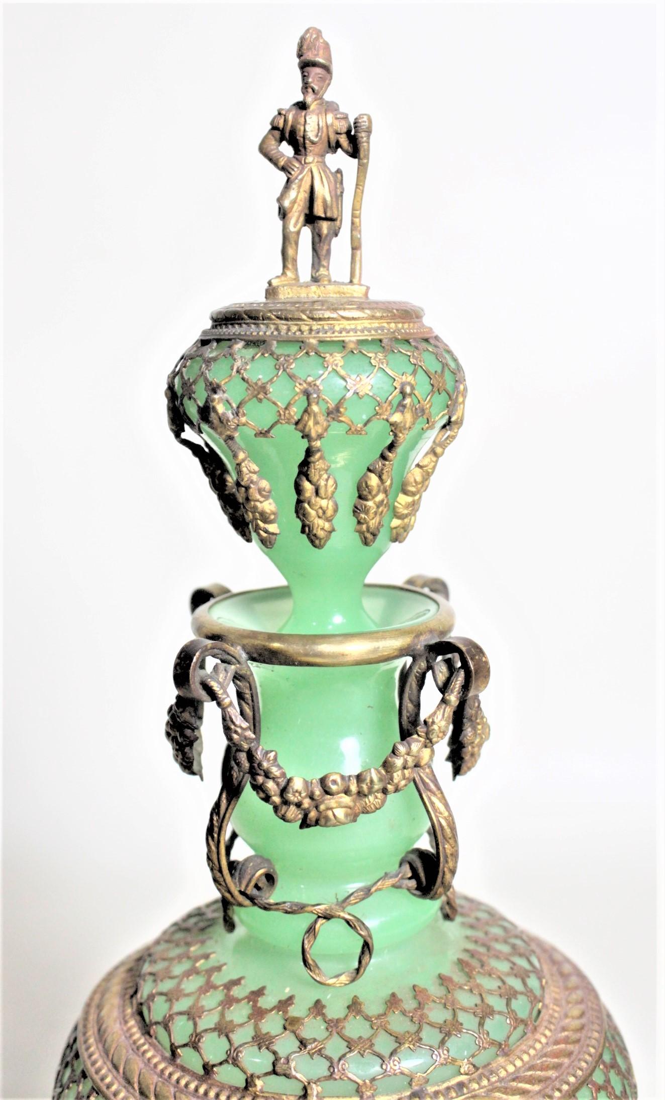 XIXe siècle Grande bouteille de parfum ancienne en verre jadéite avec dessus et montures en laiton doré ornés en vente