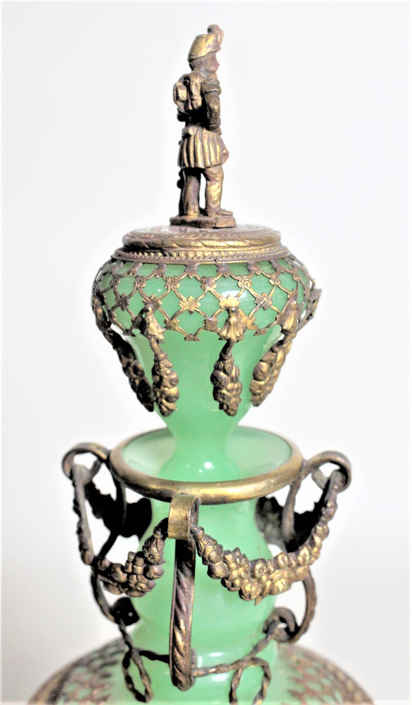 Laiton Grande bouteille de parfum ancienne en verre jadéite avec dessus et montures en laiton doré ornés en vente