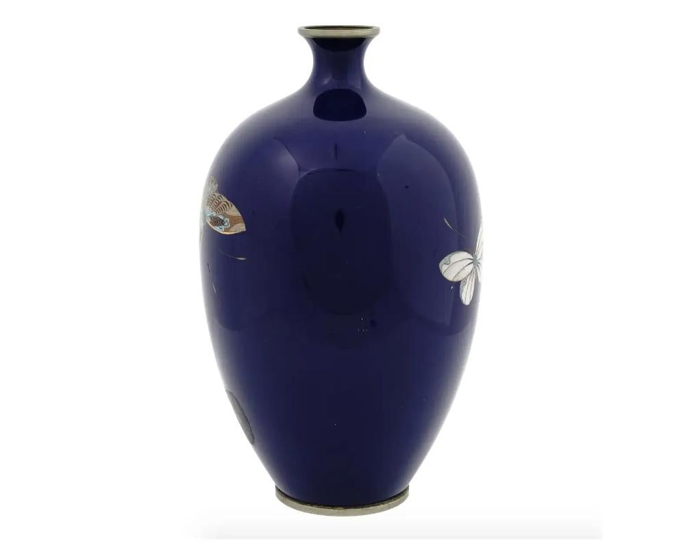 Große antike japanische Meiji-Emaille-Vase mit Schmetterlingen (Meiji-Periode) im Angebot