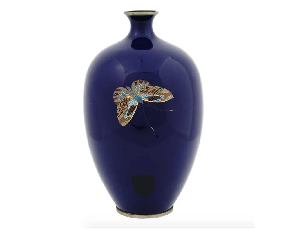 Große antike japanische Meiji-Emaille-Vase mit Schmetterlingen (Japanisch) im Angebot