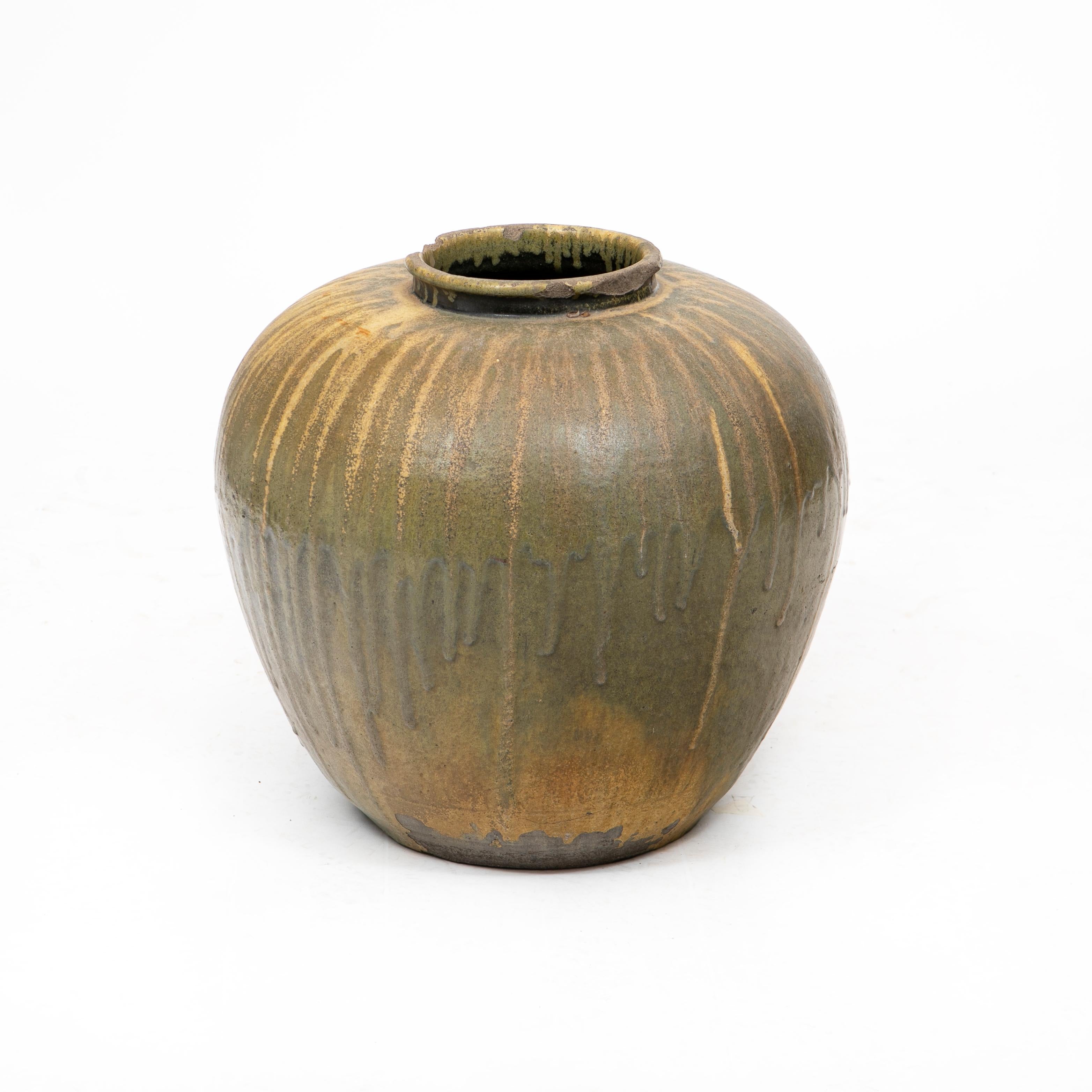 Große dekorative Vase aus japanischem Steinzeug mit tropfender Glasur in grünlichen und ockerfarbenen Tönen.

Alter Chip am oberen Rand.

Meiji-Periode, 19. Jahrhundert.