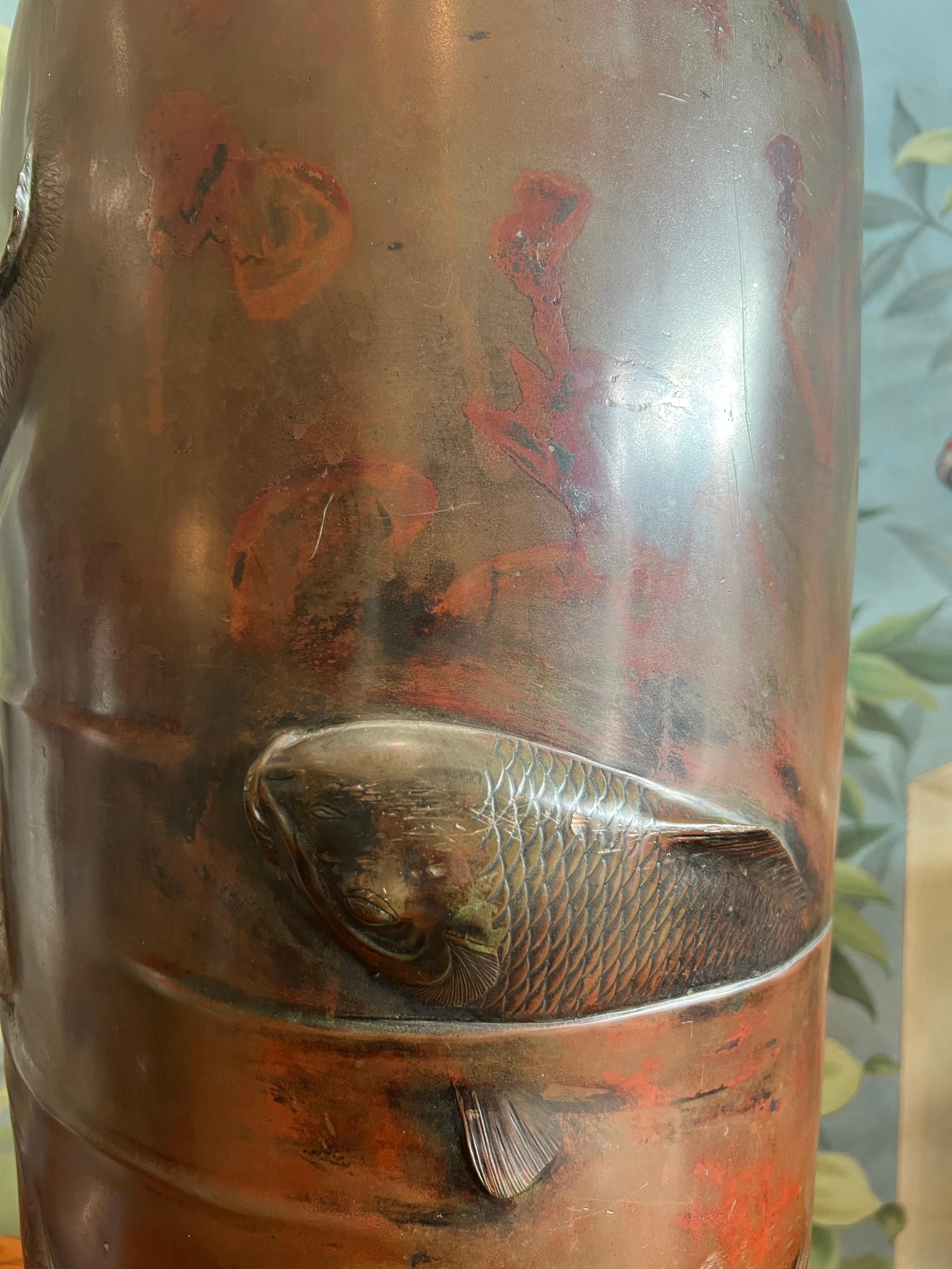 Large Antique Japanese Bronze Vase with Raised Carp - L. 19th Century - Signed in vendita 3