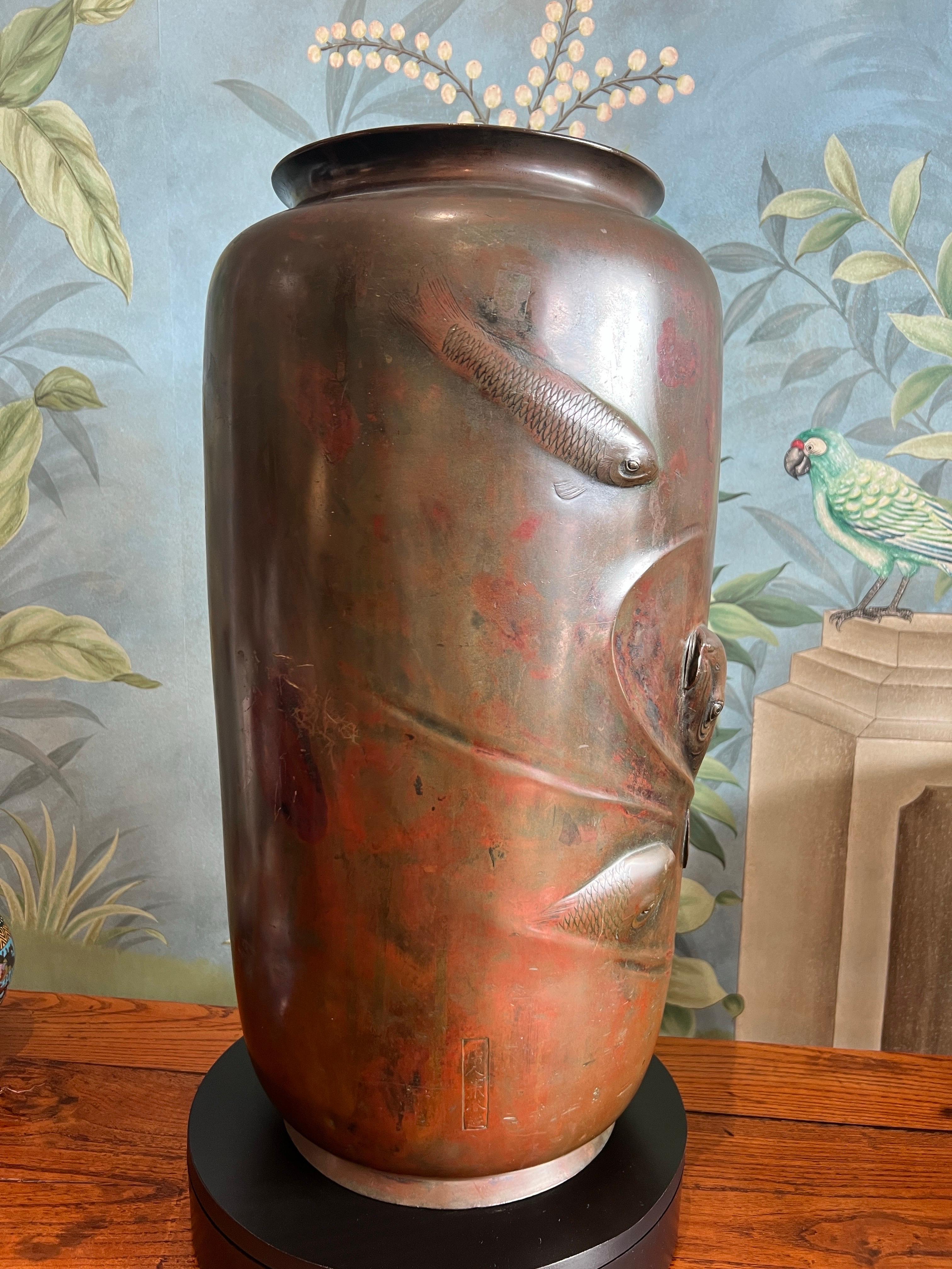 Large Antique Japanese Bronze Vase with Raised Carp - L. 19th Century - Signed in vendita 8
