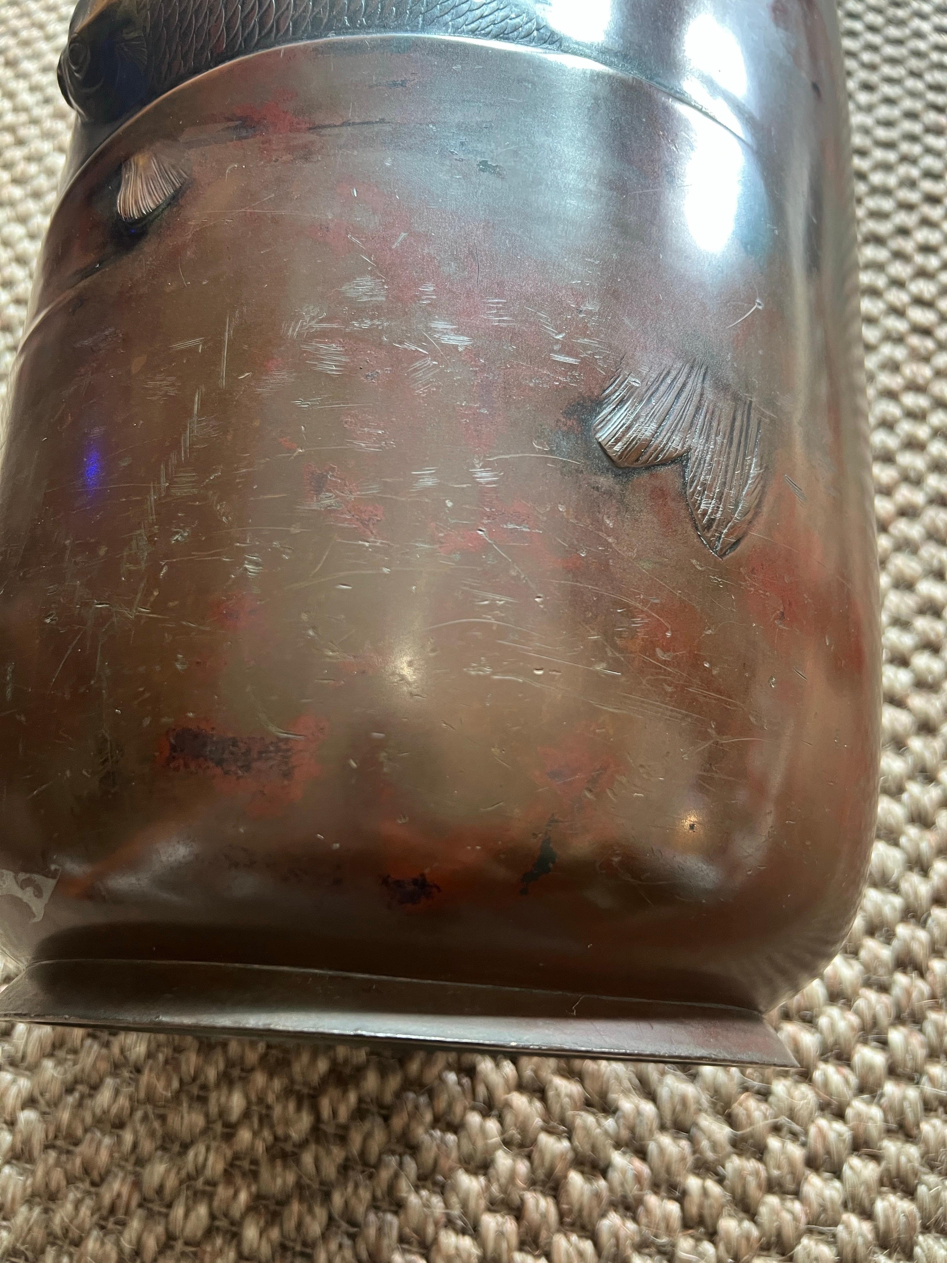 Large Antique Japanese Bronze Vase with Raised Carp - L. 19th Century - Signed in vendita 10