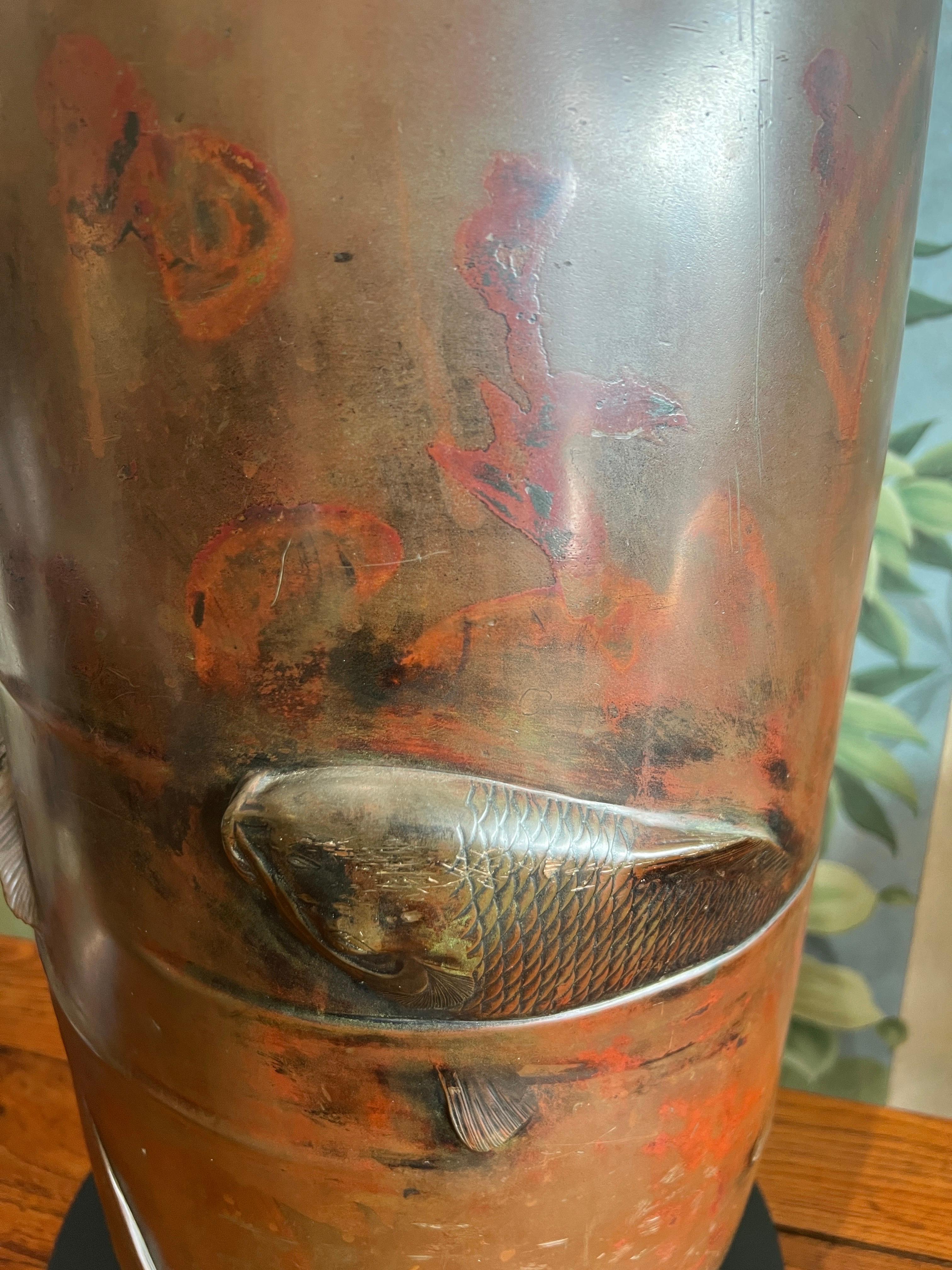 Un imponente vaso giapponese in bronzo della fine del XIX secolo, epoca Meiji (1868-1912).

Il vaso è realizzato in bronzo patinato, che gli conferisce un ricco colore marrone-rossastro. 

Lo stile di decorazione è noto come bassorilievo, dove le