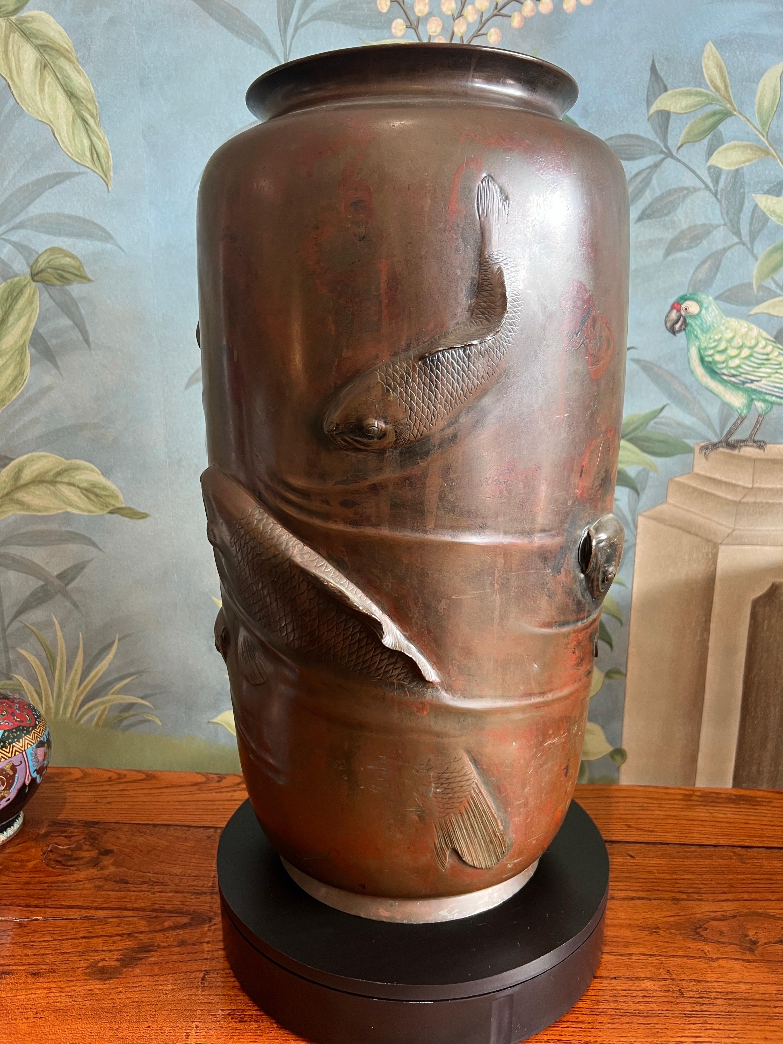 Giapponese Large Antique Japanese Bronze Vase with Raised Carp - L. 19th Century - Signed in vendita